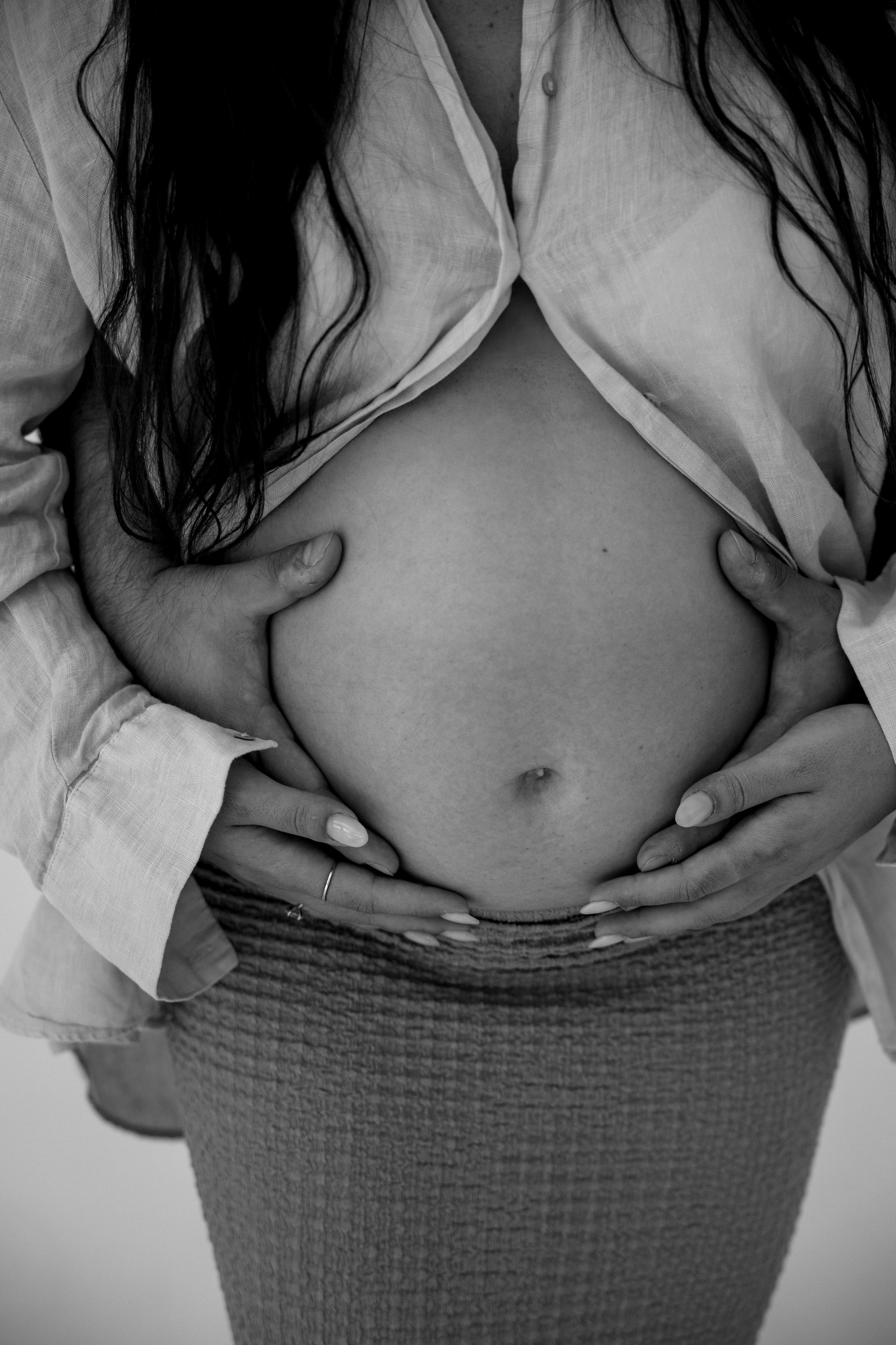 Pregnancy photoshoot inside the Grey Studio. Главная