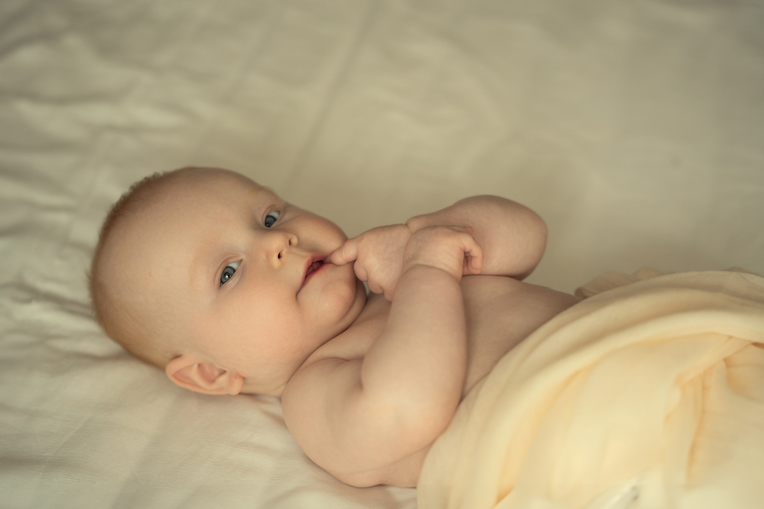 портрет ребенка 5 месяцев в кроватке.