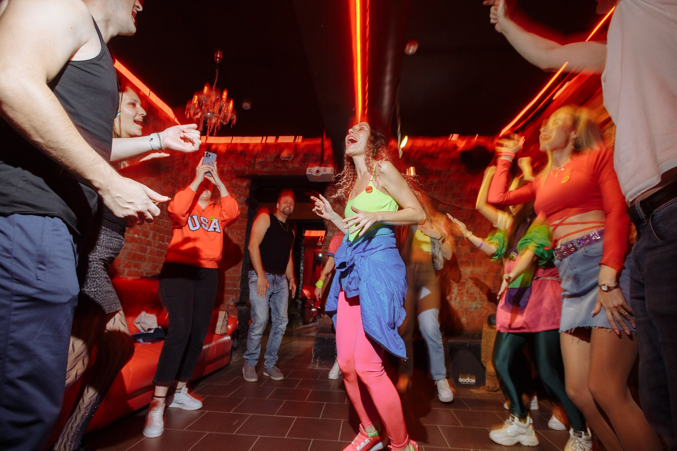 День рождения Кати в стиле 90-00х. Событийный фотограф Максим Бескоровайновнов