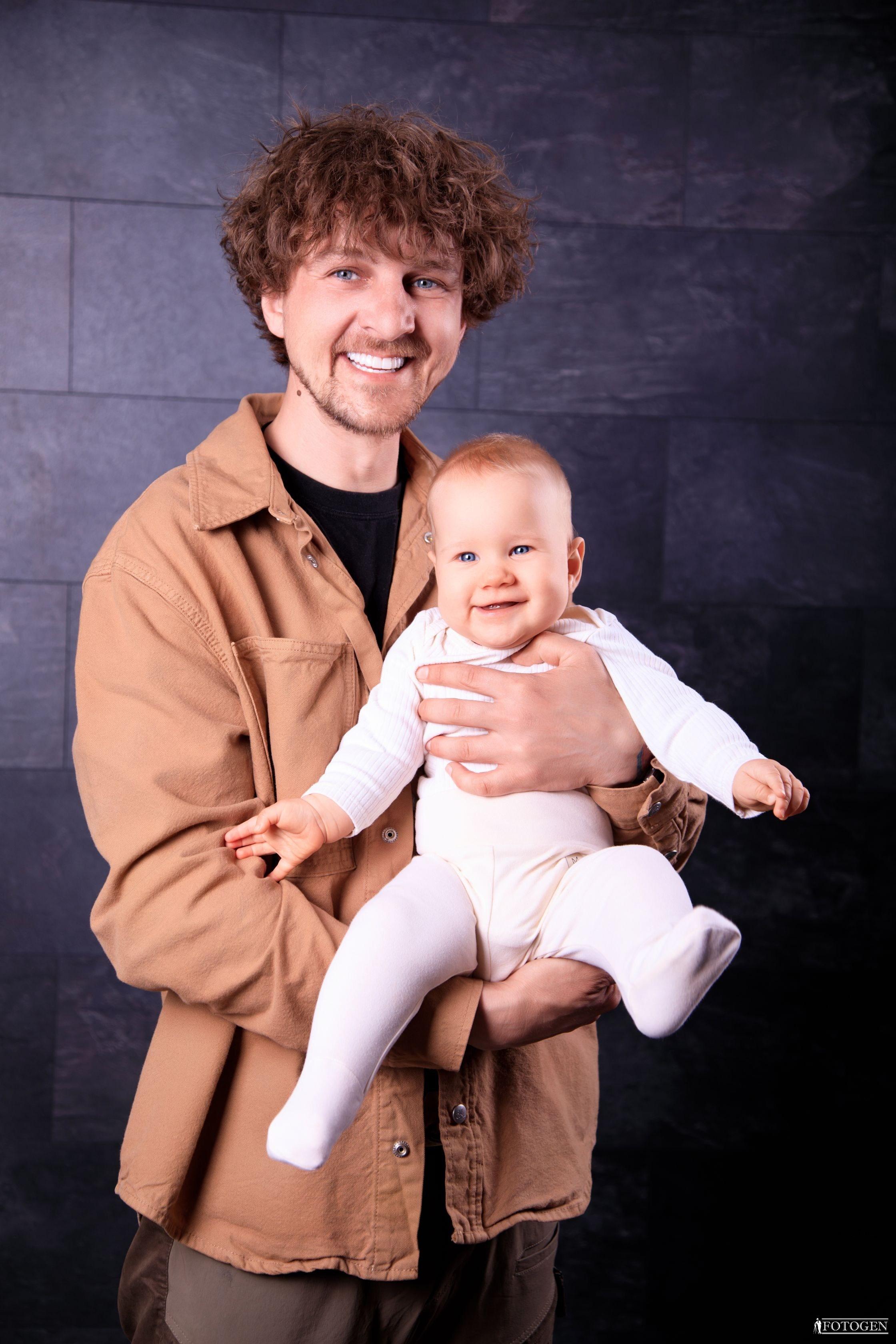 Семейная фотосессия: мама, папа и малыш | Портфолио Fotogen. Интерьерная фотостудия FOTOGEN г. Краснодар