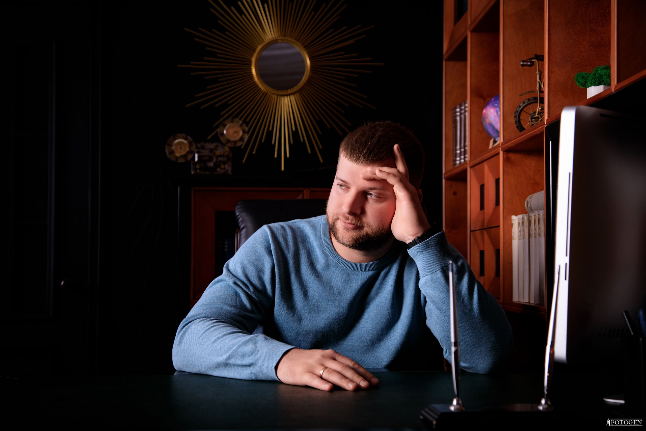 Профессиональная мужская фотосессия в Fotogen: Ваша история в кадре. Интерьерная фотостудия FOTOGEN г. Краснодар