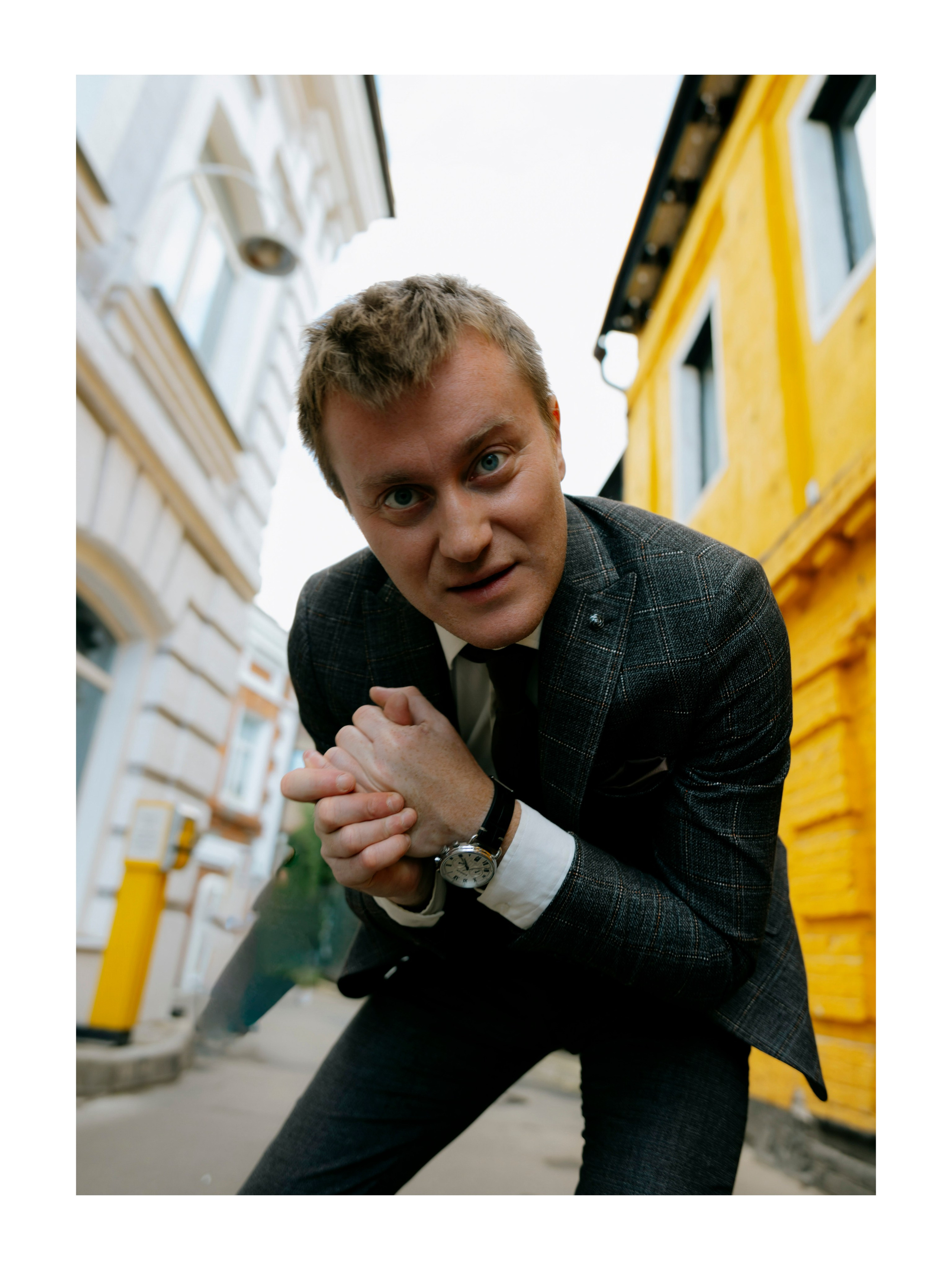 мужчина заглядывает в камеру