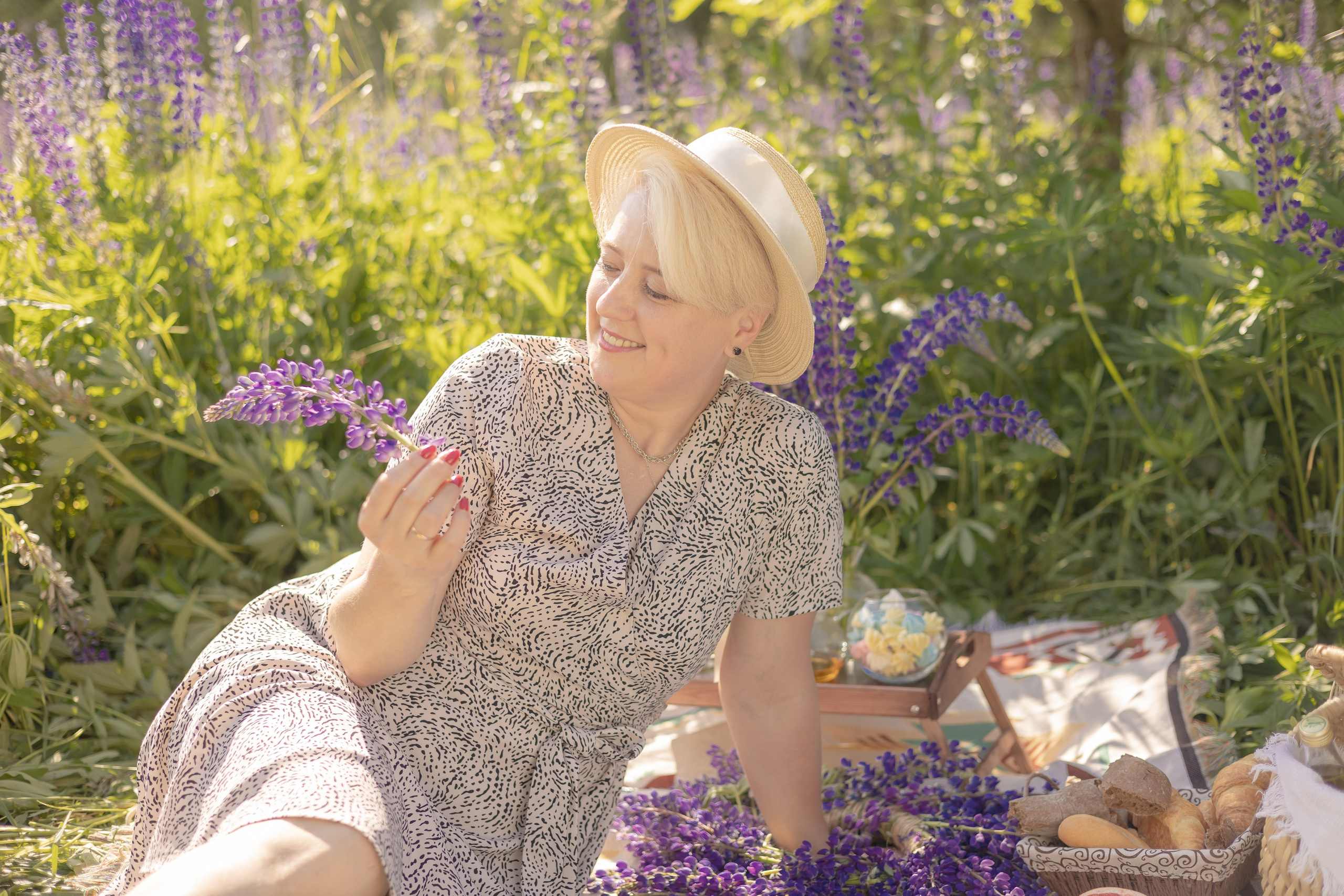 Фотосессия в поле с люпинами