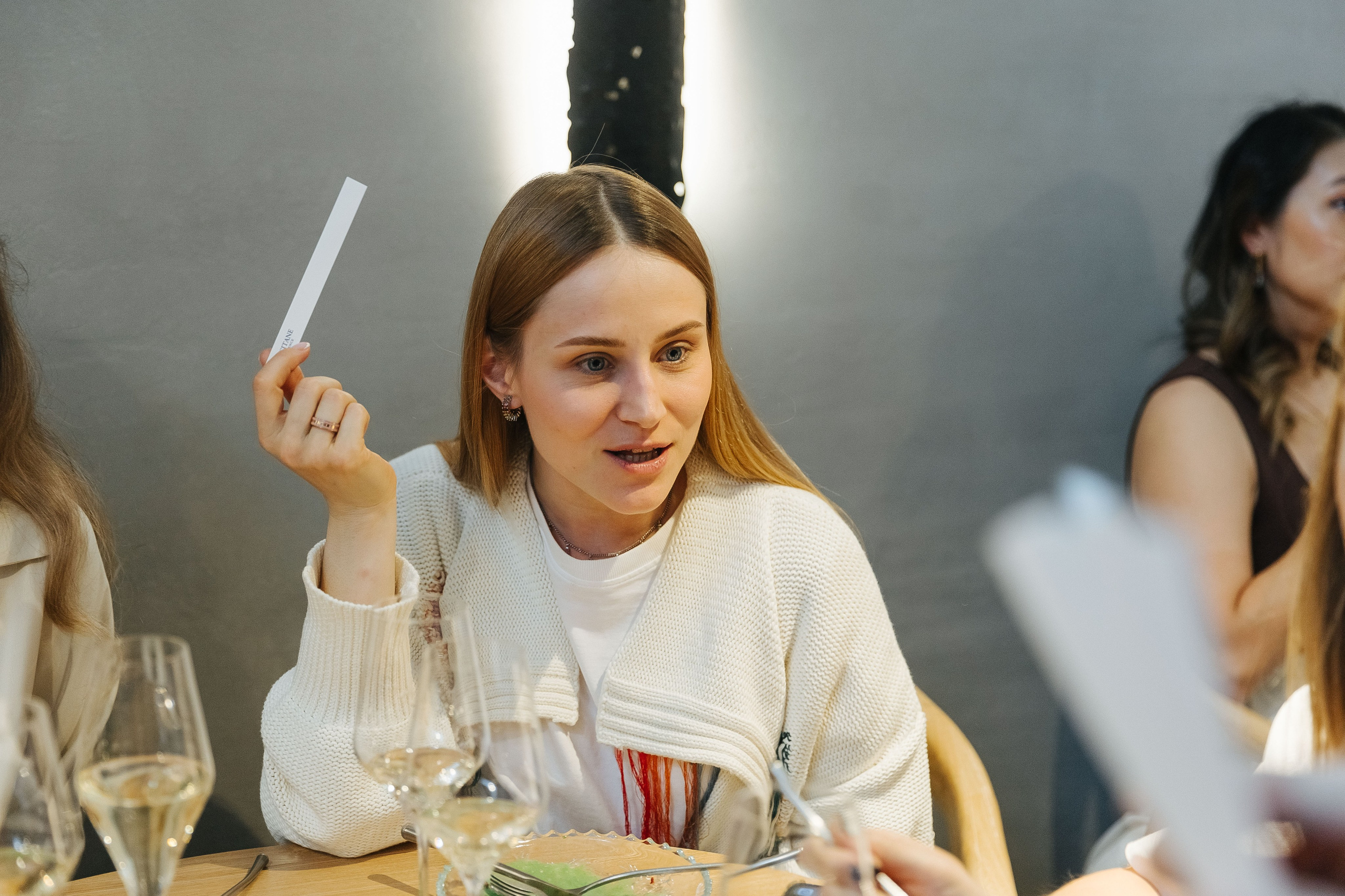 Презентация открытия магазина женской одежды GLVR в ресторане Fresco. Фотограф в Красноярске Надежда Воскресенская