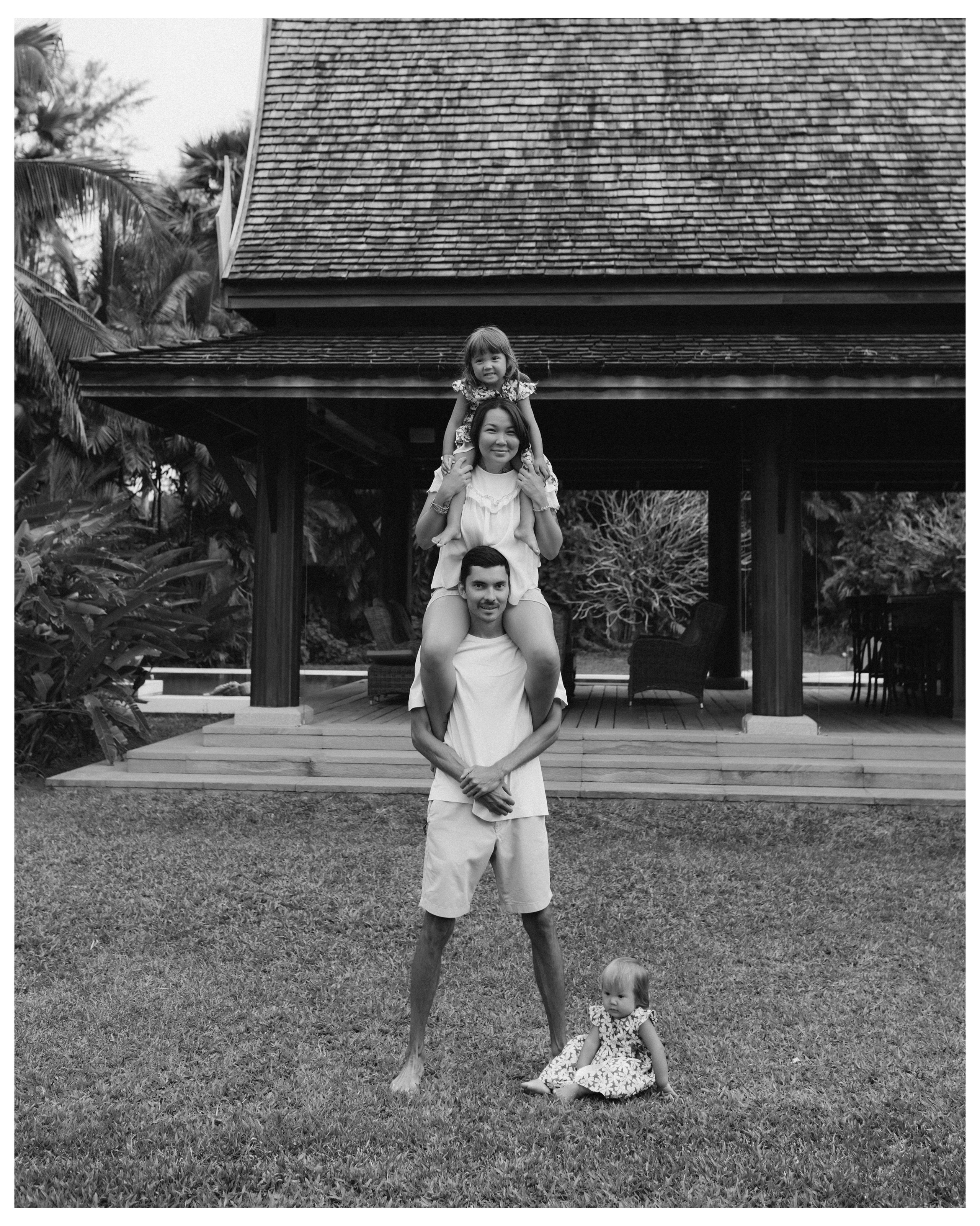 Семья с ребёнком на лужайке у дома