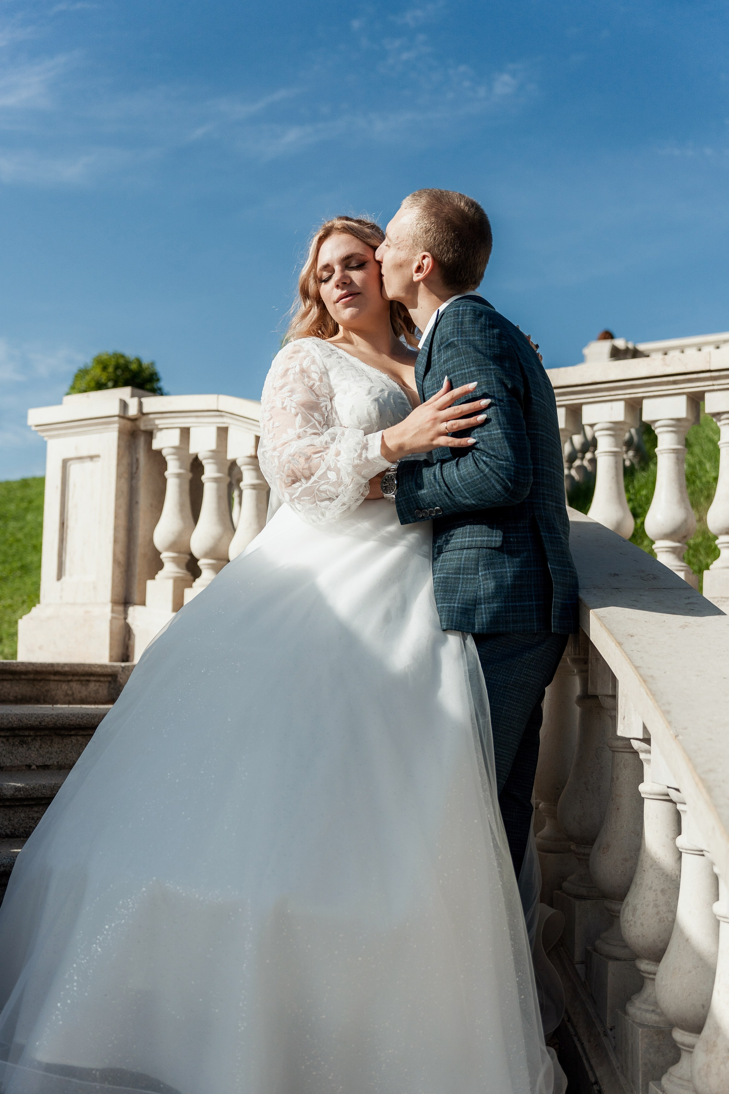 Свадебная фотосессия в ЗАГСе Петергофа. Свадебный фотограф Александр Невский в Санкт-Петербурге