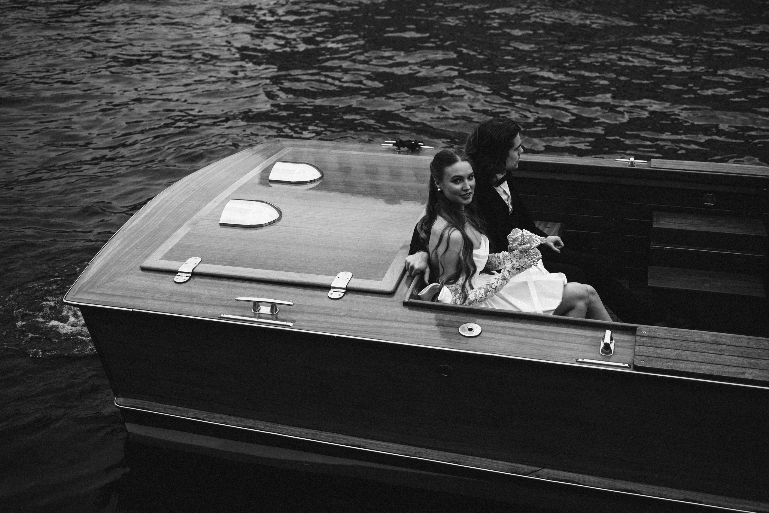 На катере. ФОТОГРАФ РОЗА ФИЛИНА СПб I МОСКВА