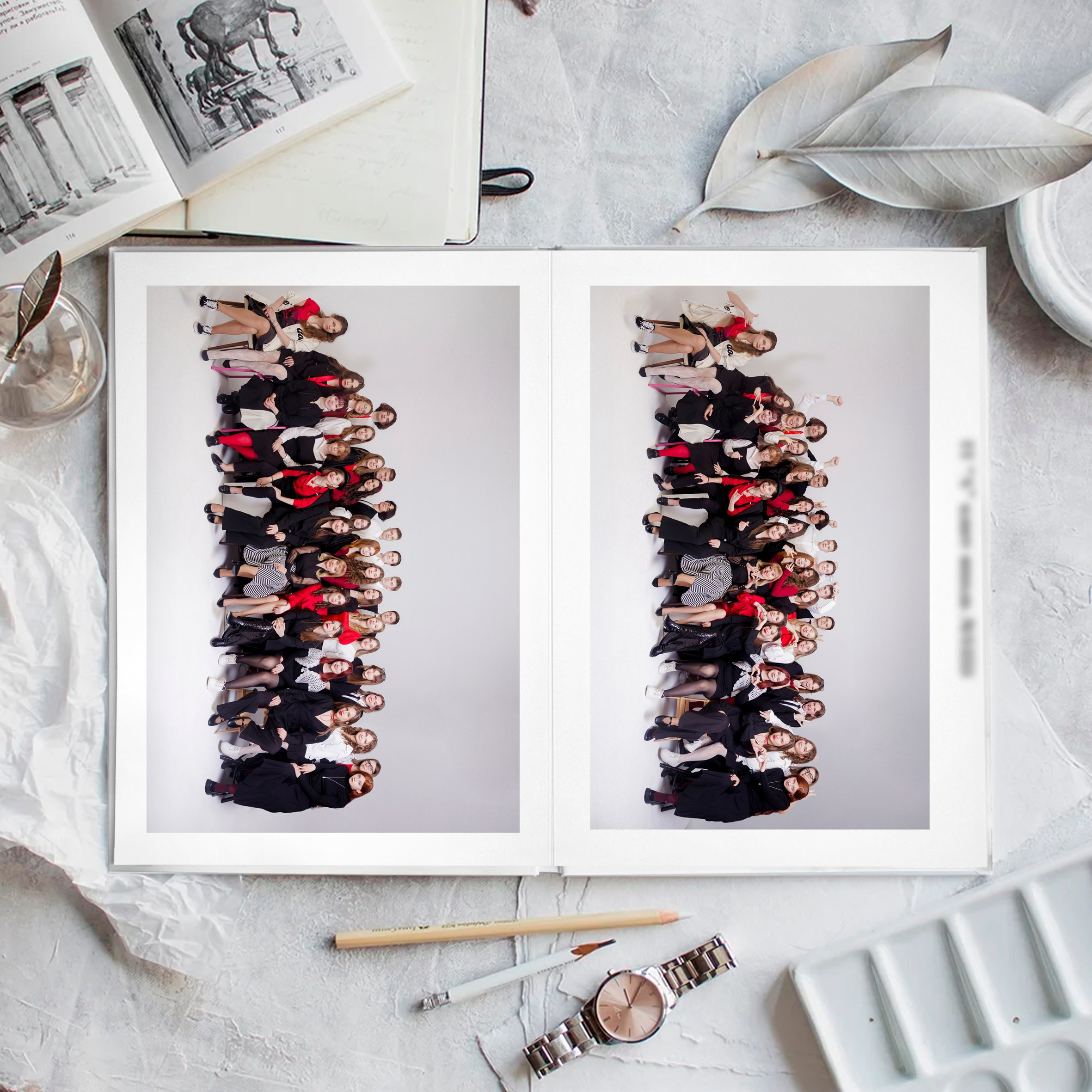 Разворот альбома с общей фотографией класса.