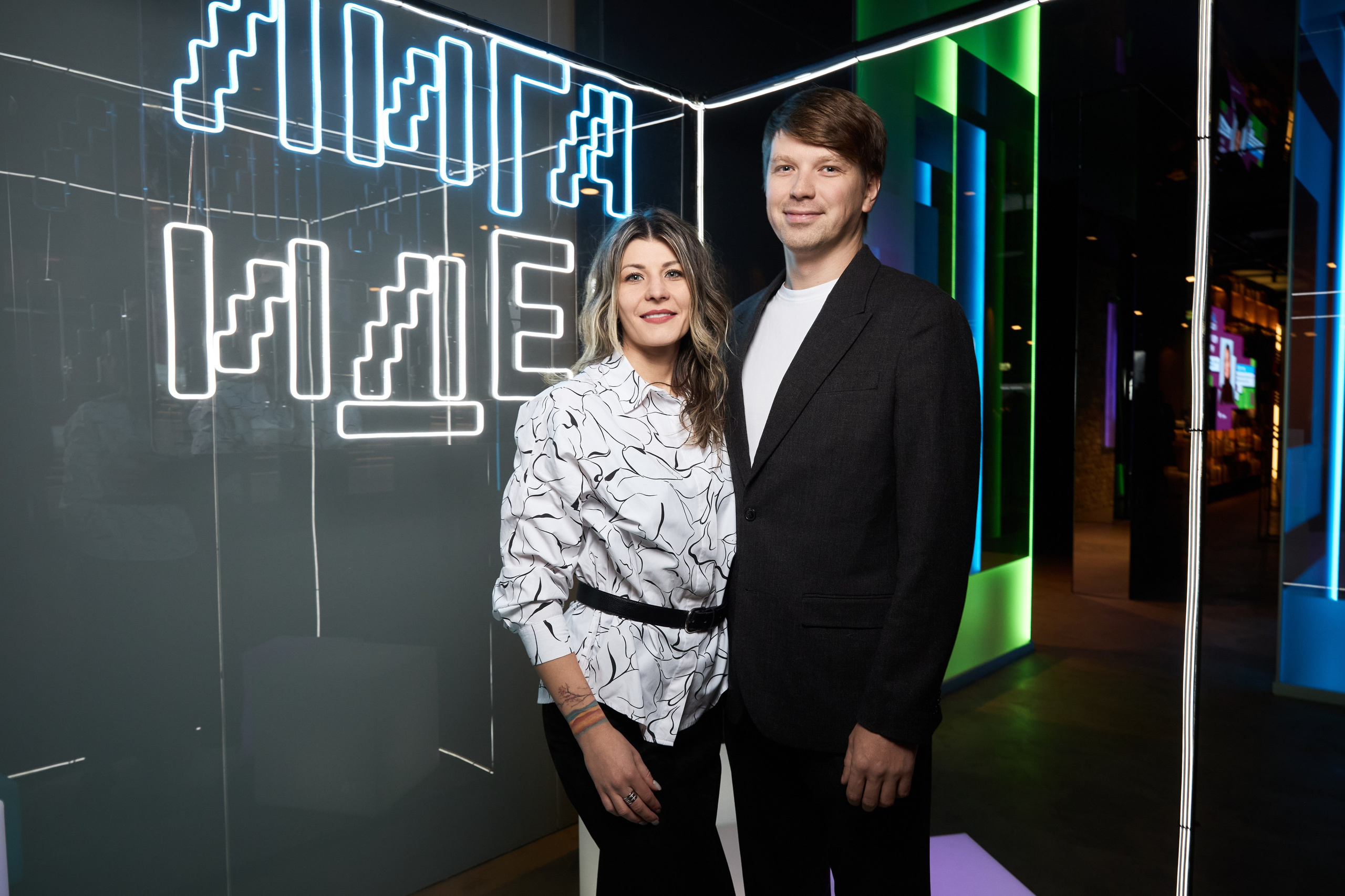 Репортажная фотосъемка в тёмном помещении с дополнительным светом. КонТайм: профессиональная съемка для организаций