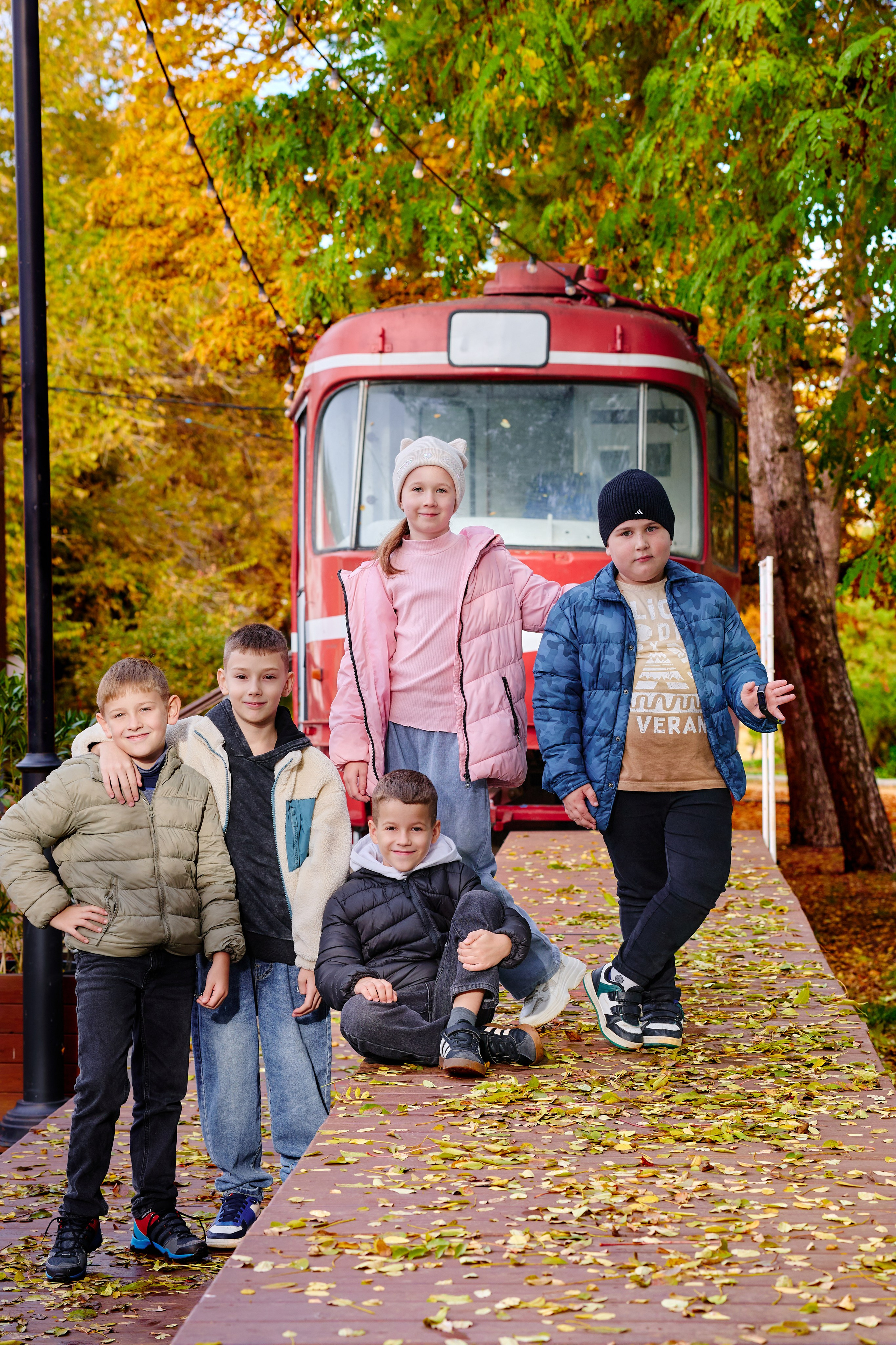 Прогулка в парке классом. Фотограф Выпускные альбомы Таганрог Сергей Коробченко