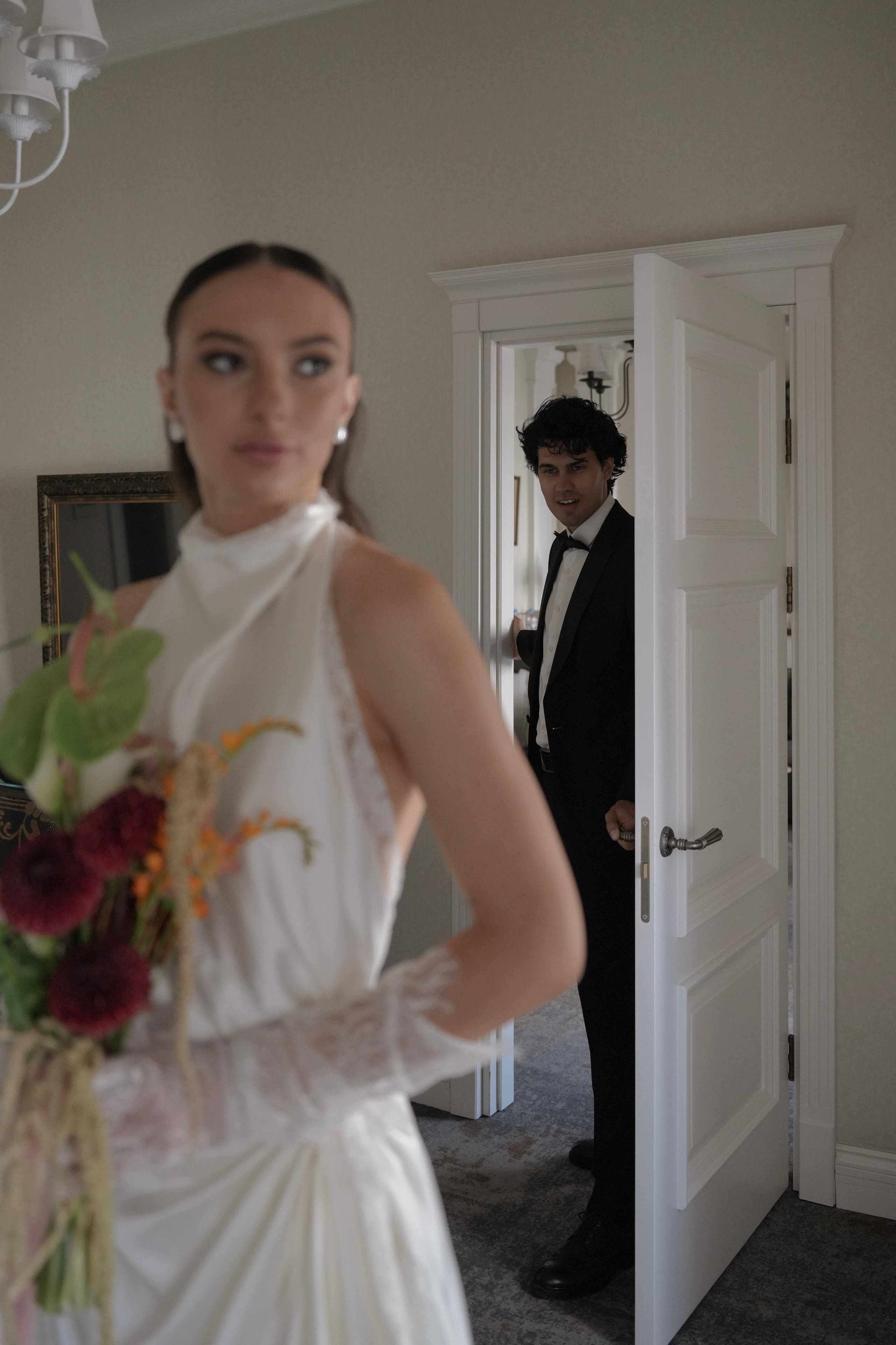 Свадебная фотосессия утра невесты и жениха в отеле Амбассадори