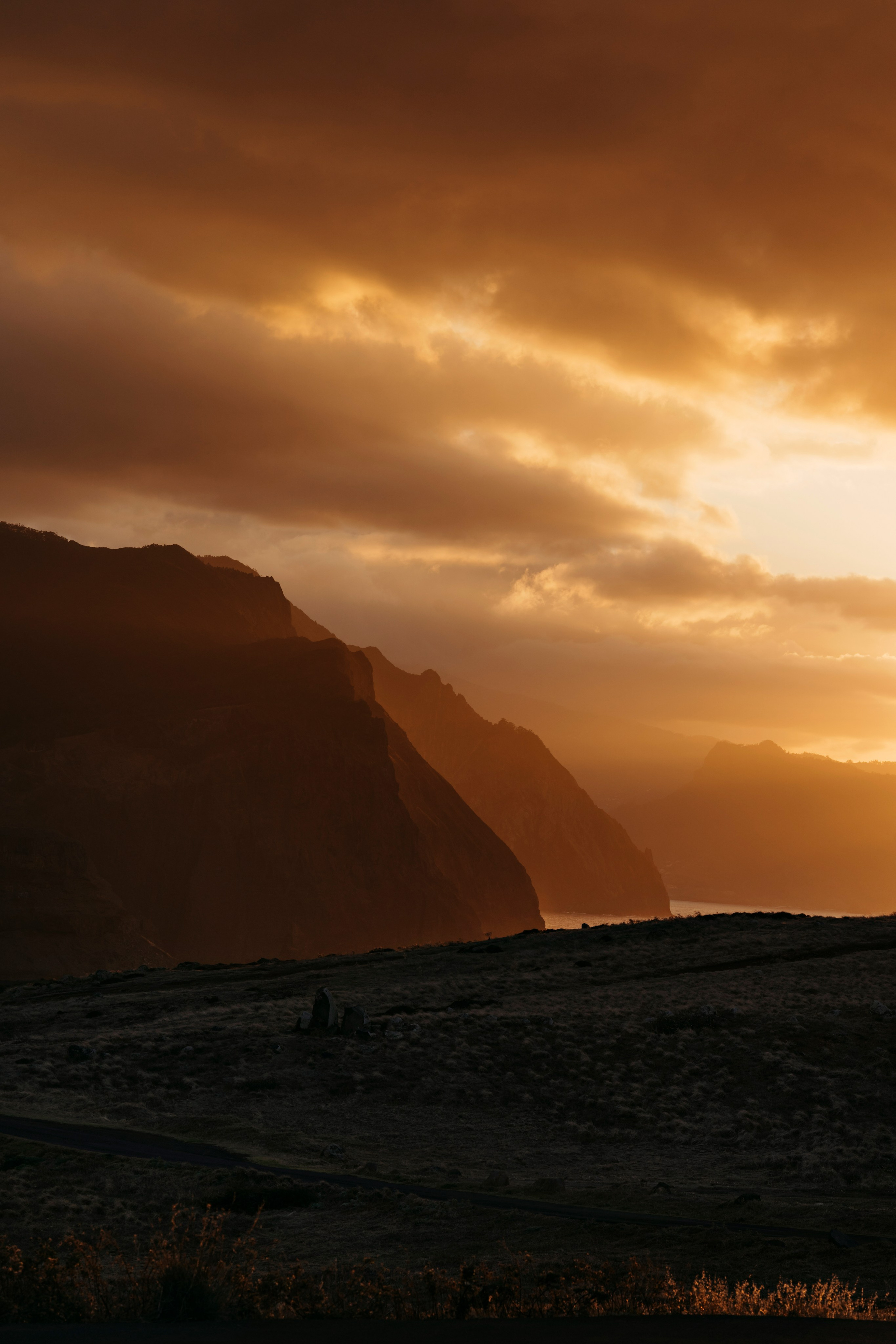 Живописный горный пейзаж в свете закатного солнца. Остров Мадейра, Португалия. Авторская цифровая фотография для печати интерьерного постера в теплых тонах.