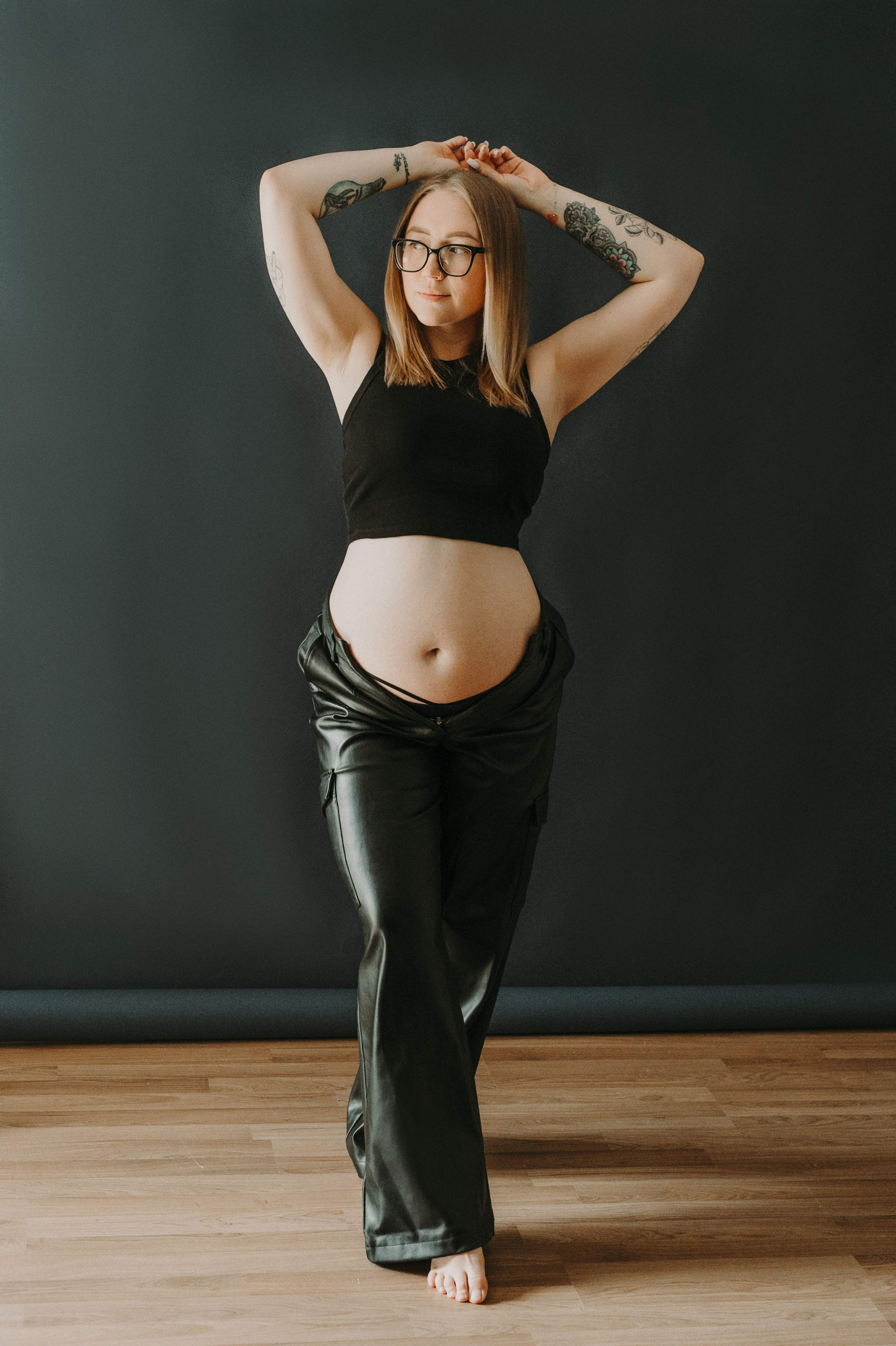 На черном фоне. Семейный и контент фотограф