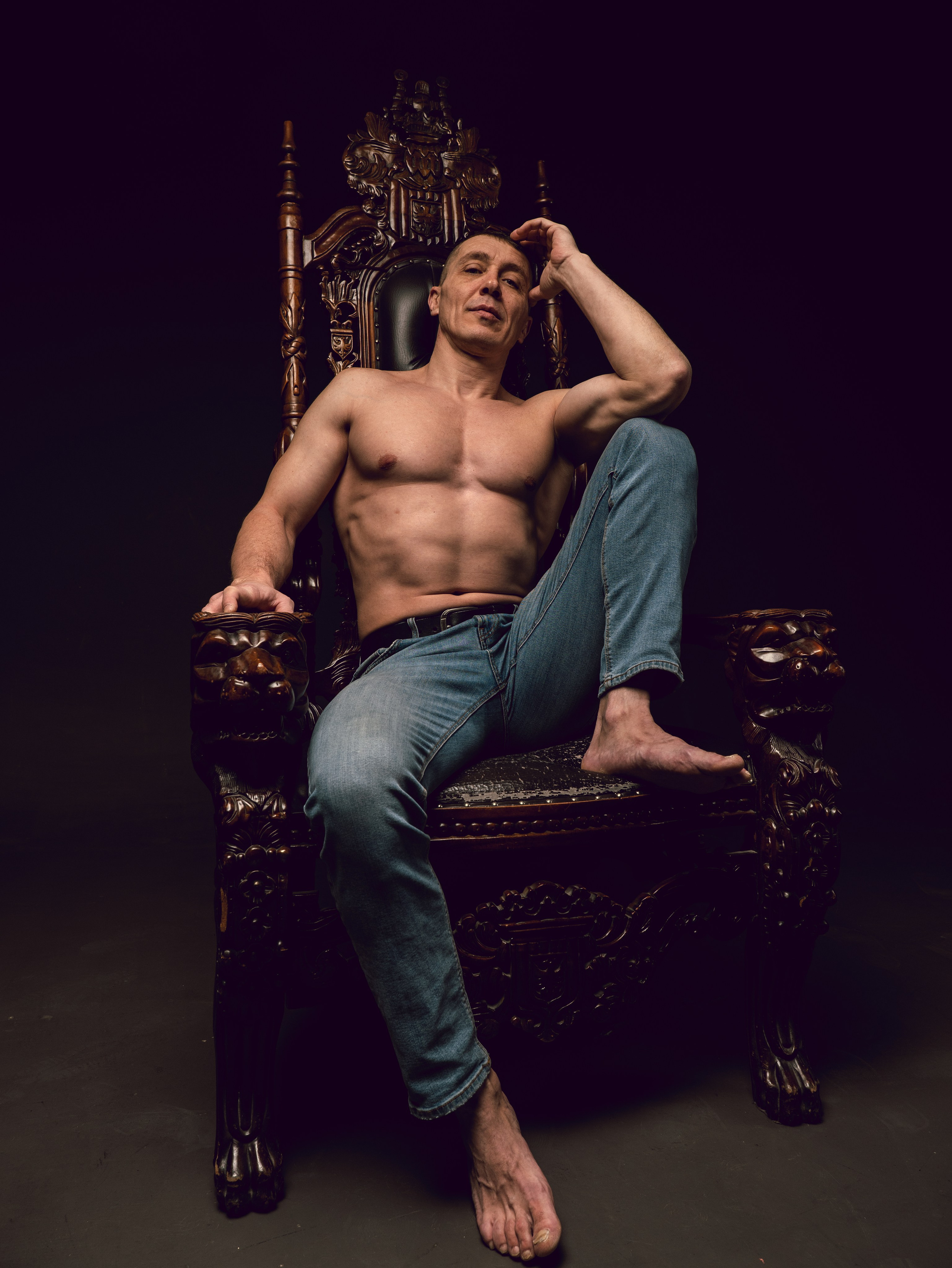 Алексей в темном зале. Фотосессия в Спб в студии, фотограф Панютина Марина