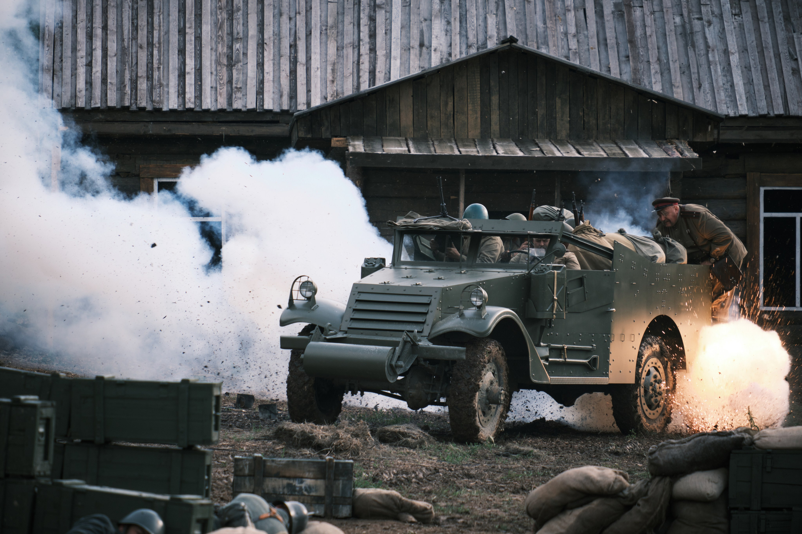Высадка русских солдат с броневика под взрывами