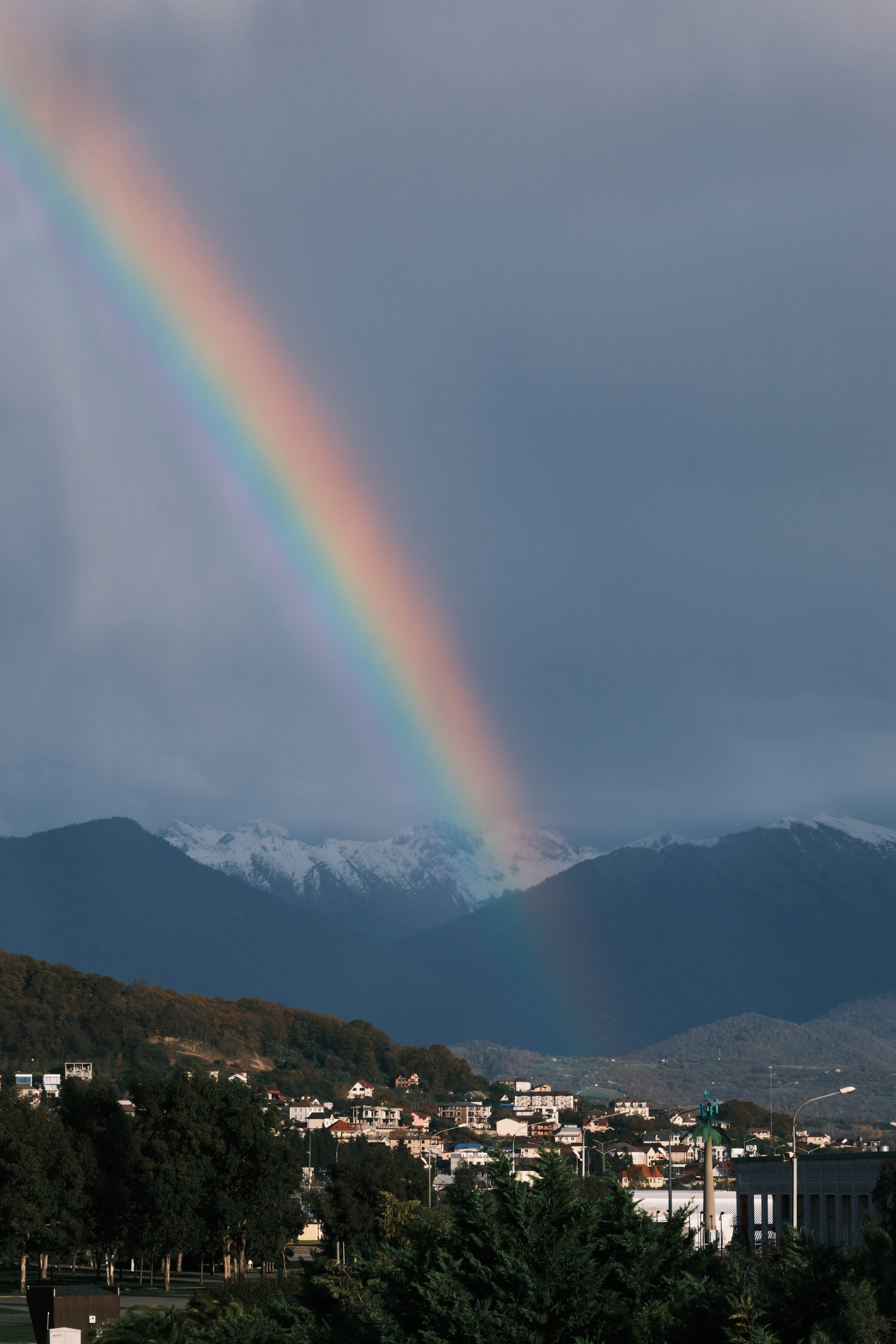 Радуга на фоне гор в Сочи парке