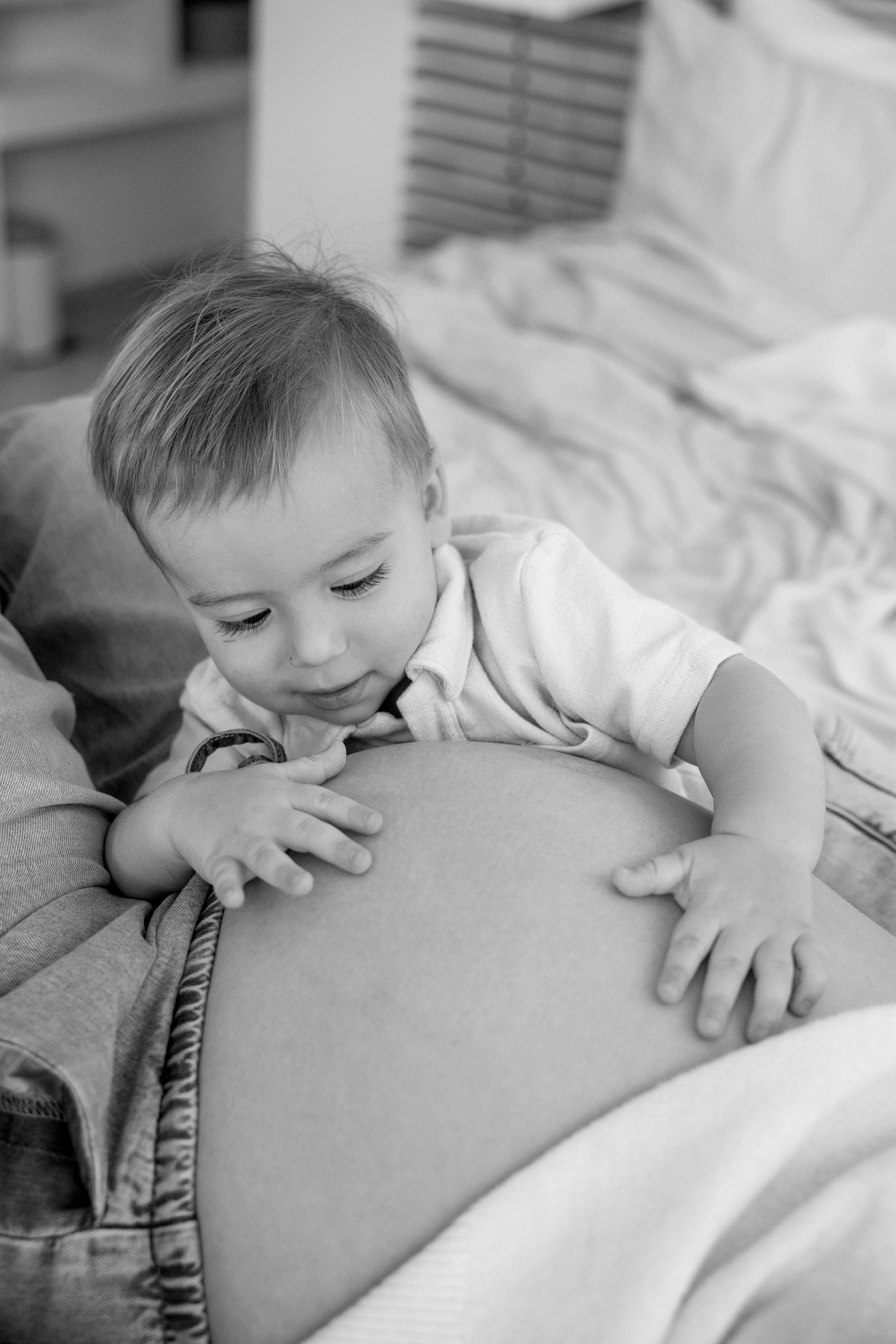 Pregnancy & Family photoshoot at home. Wedding and family photographer