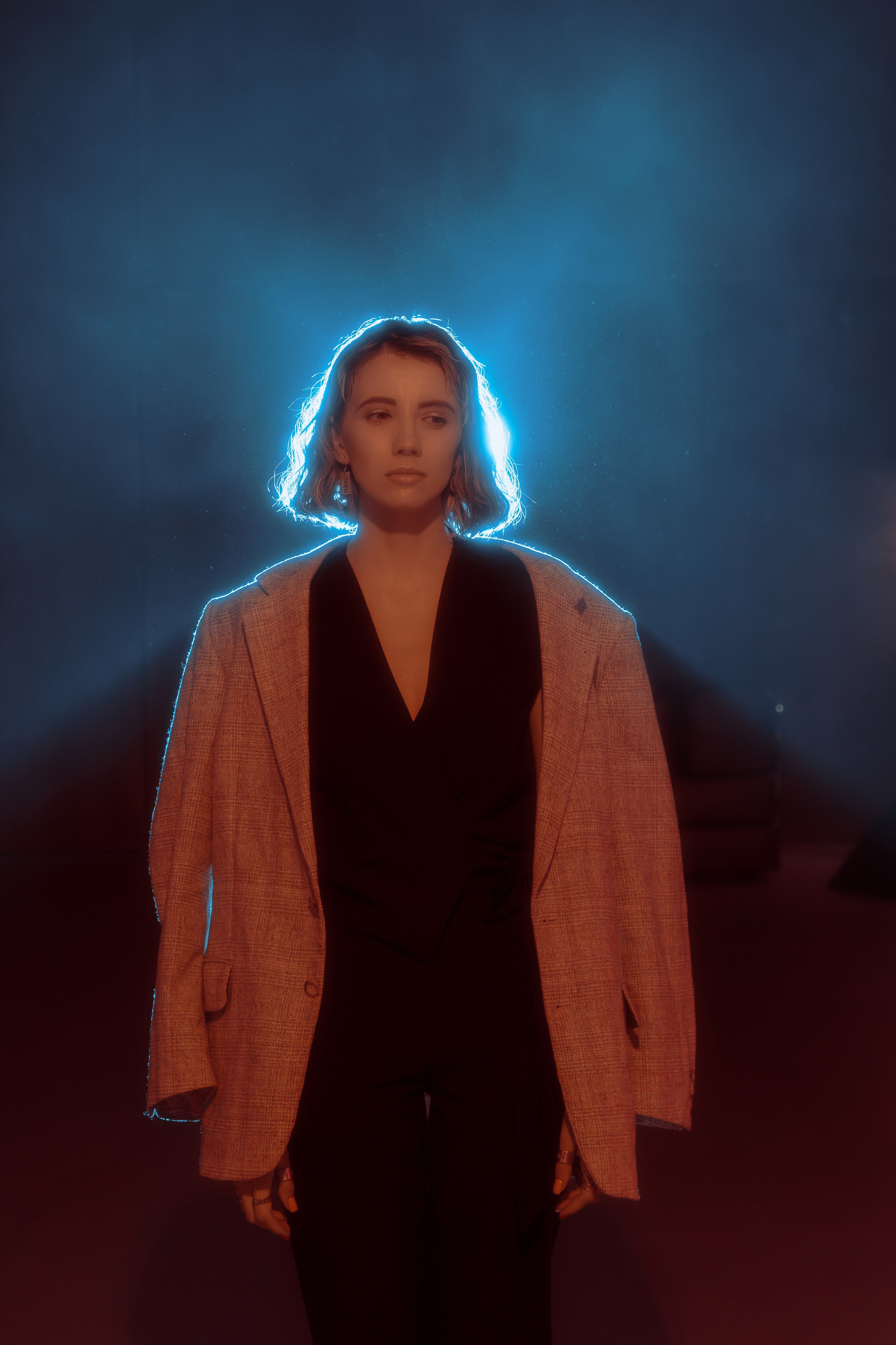 Портрет художника Ланы в пиджаке на студии в Ростове