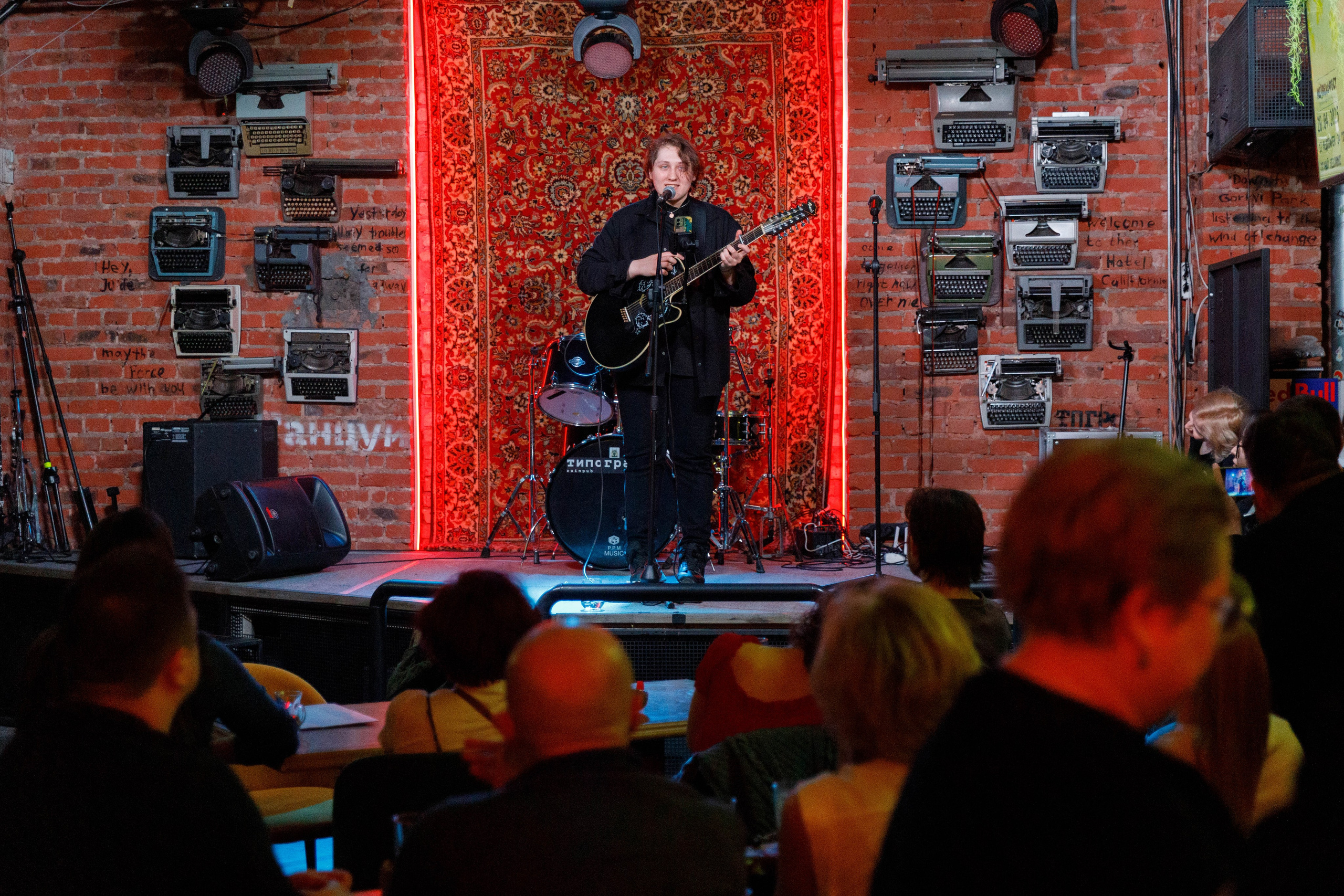 Концерт Огнева и Аня из Питера. Репортажный фотограф в Новосибирске Алена Помазунова