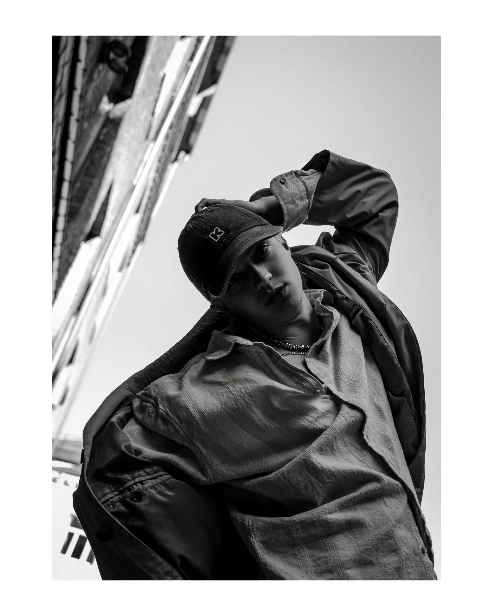 чб фото парня на улице