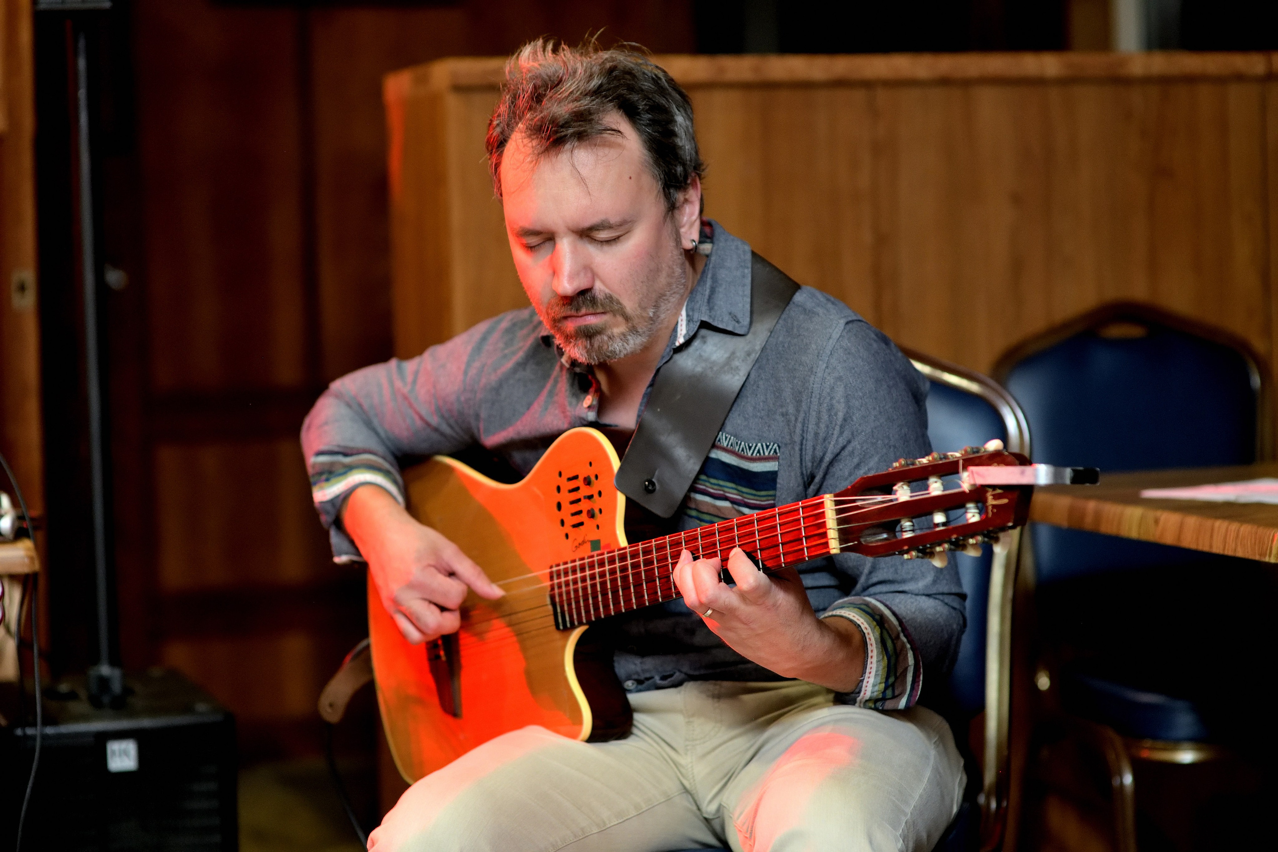 "Музыкант играет на гитаре на концерте".