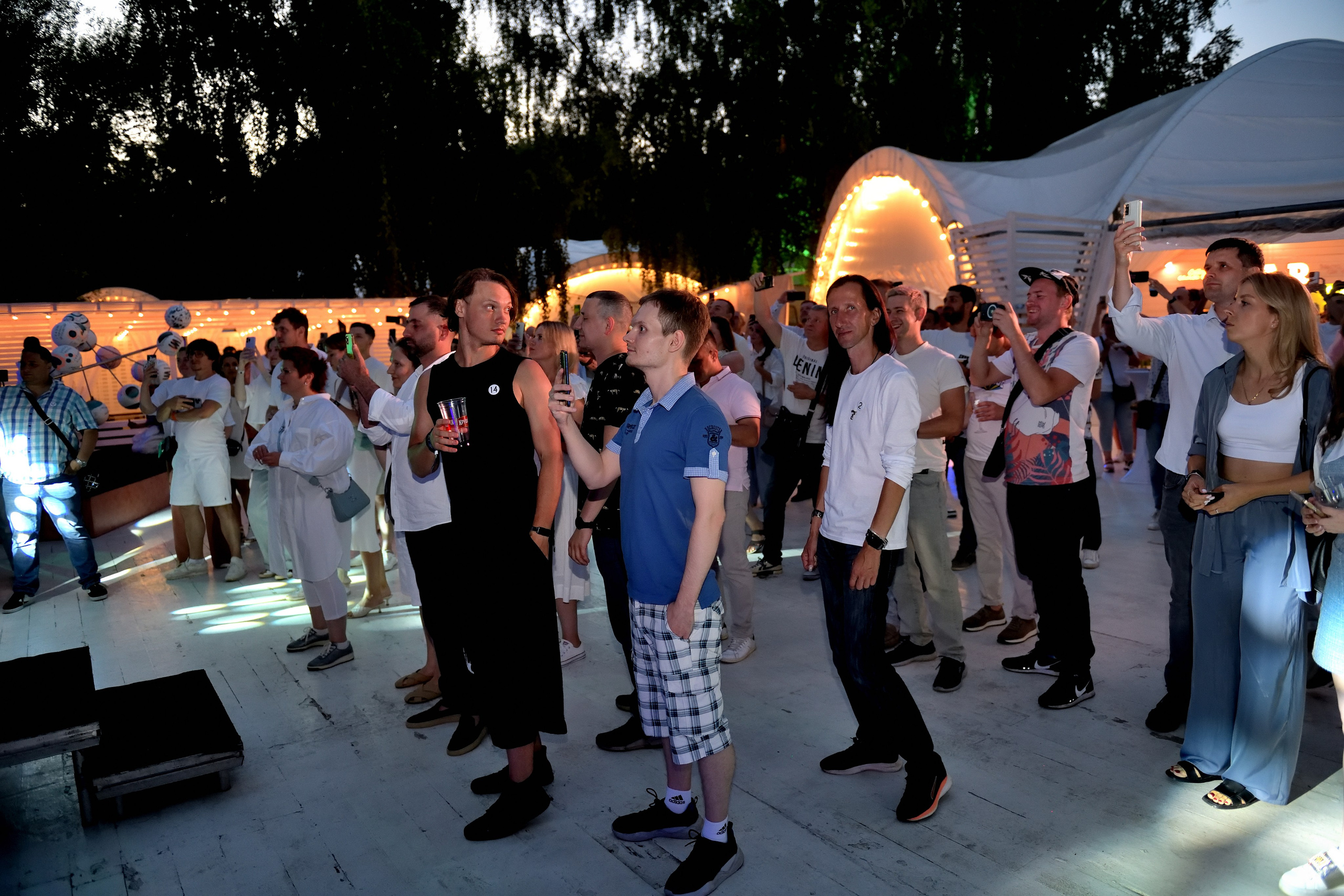 "Аудитория слушает музыку в парке "Березы".