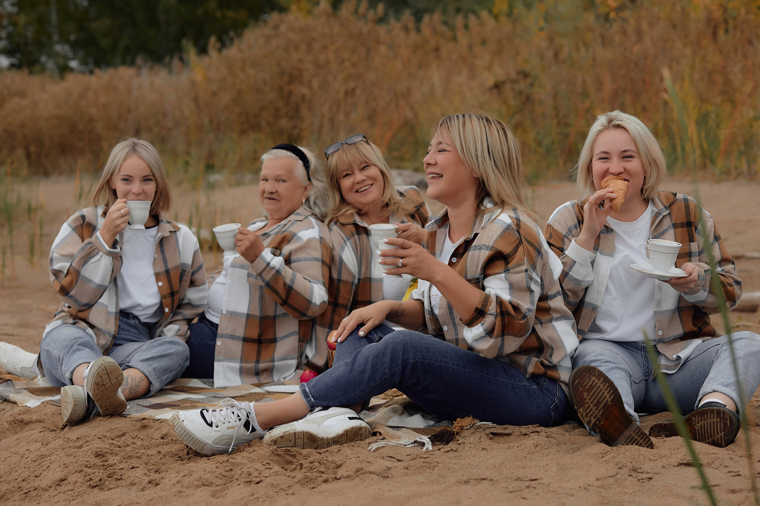 Аня, Таня, Полина, Оля и бабушка Клава. Свадебный фотограф Чайковский