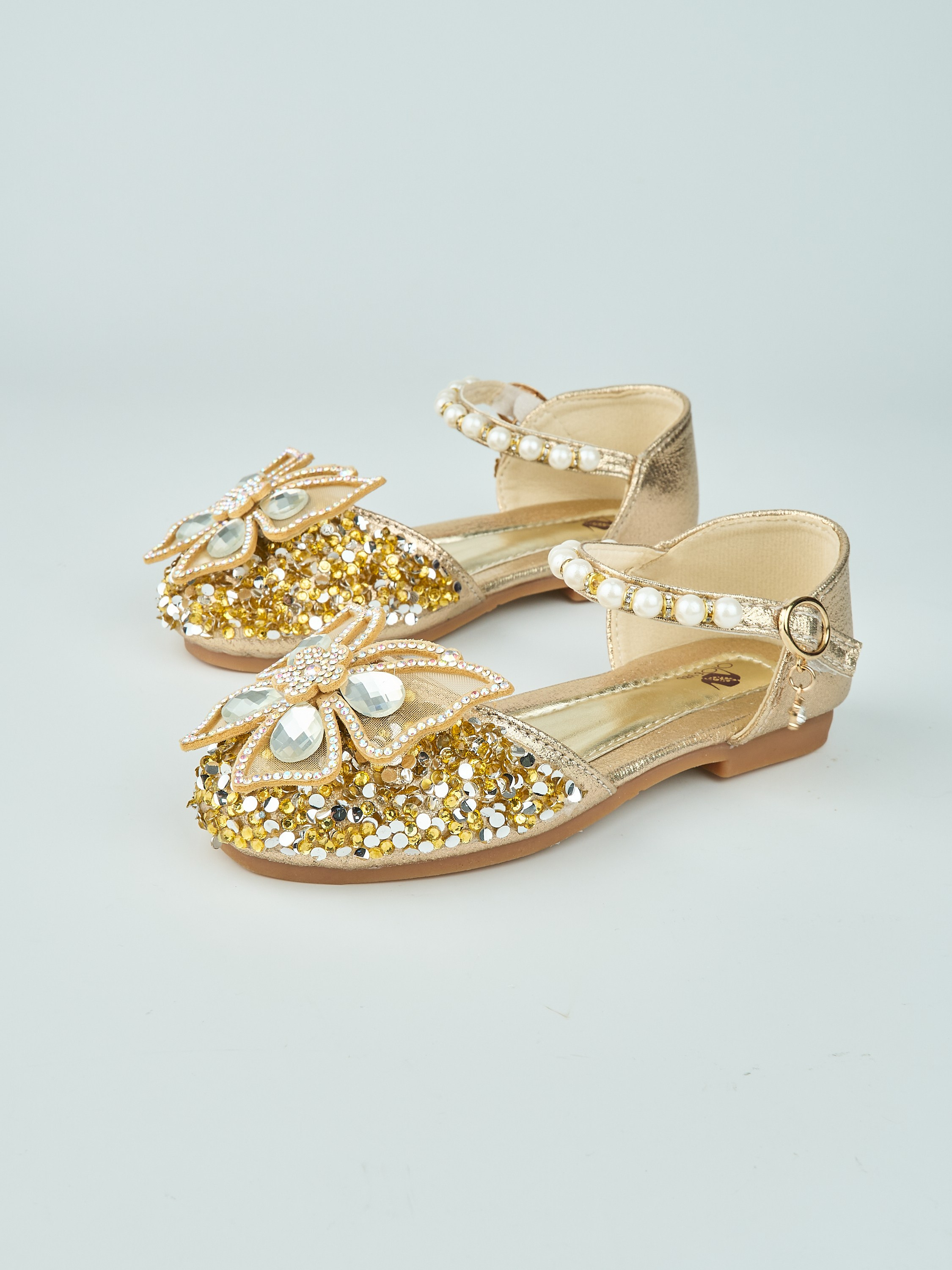 Каталожная фотосъёмка детских туфель для Wildberries