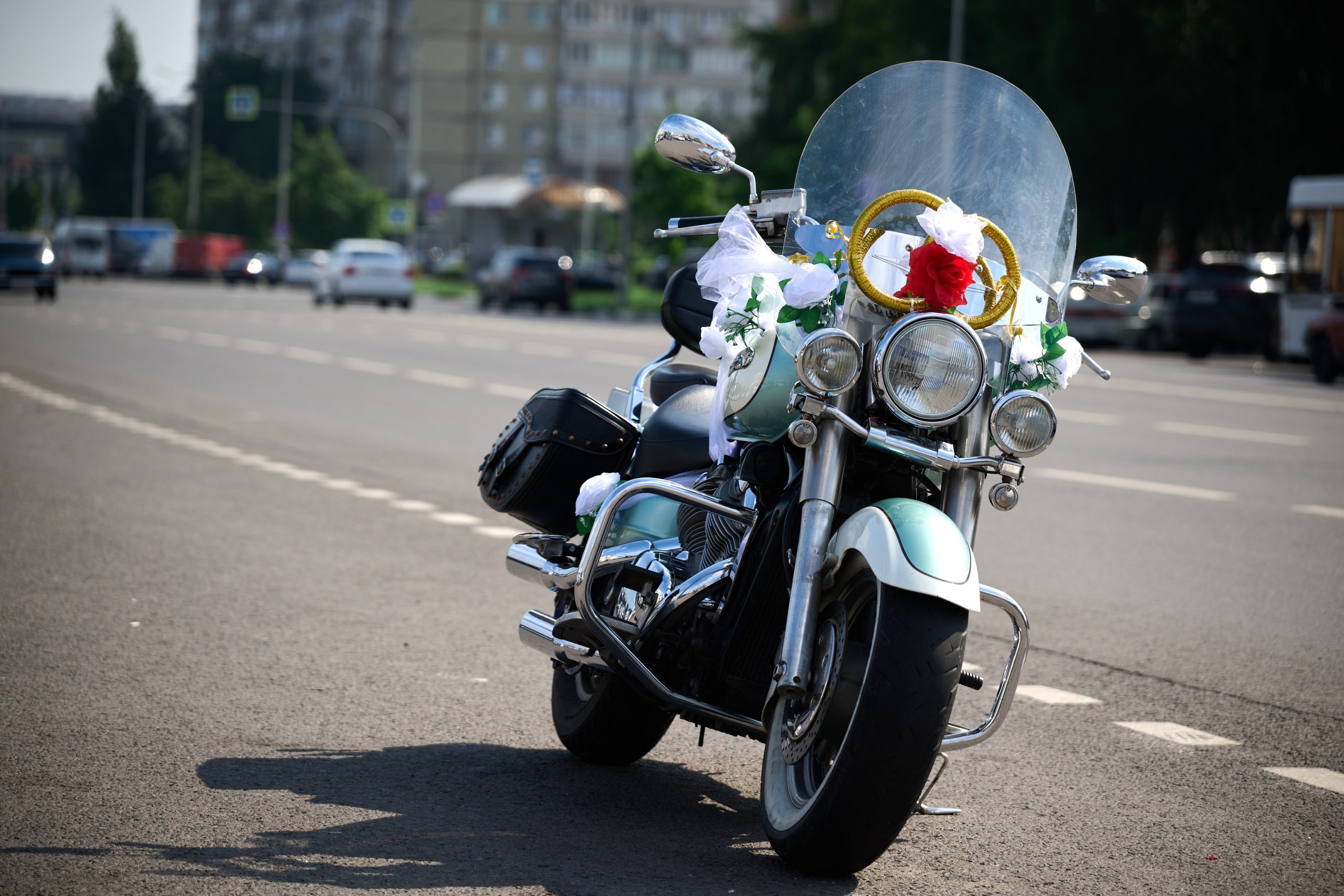 Свадьба Павла и Анастасии - та самая, которая называется свадьба для двоих. Павел, страстный любитель своего железного коня, мы все вместе тщательно продумывал необычную концепцию торжества - мотосвадьбу. Они мечтали о живописной прогулке на мотоцикле, о кадрах, пронизанных духом свободы и скорости, о моменте, который навсегда останется в памяти как символ их совместного пути. Но судьба распорядилась иначе. Друг уговорил Павла прокатиться - и в этот раз удача отвернулась: не справившись с управлением, он попал в аварию. Мотоцикл получил повреждения, а праздничное настроение, казалось, разбилось вдребезги вместе с ним. Несмотря на удар судьбы, со своей стороны максимально попытался поднять настроение Павла. Он изо всех сил старался вернуть радость в этот день, чтобы, несмотря ни на что, сохранить хотя бы крупицу той свадебной истории, которую они так мечтали создать.