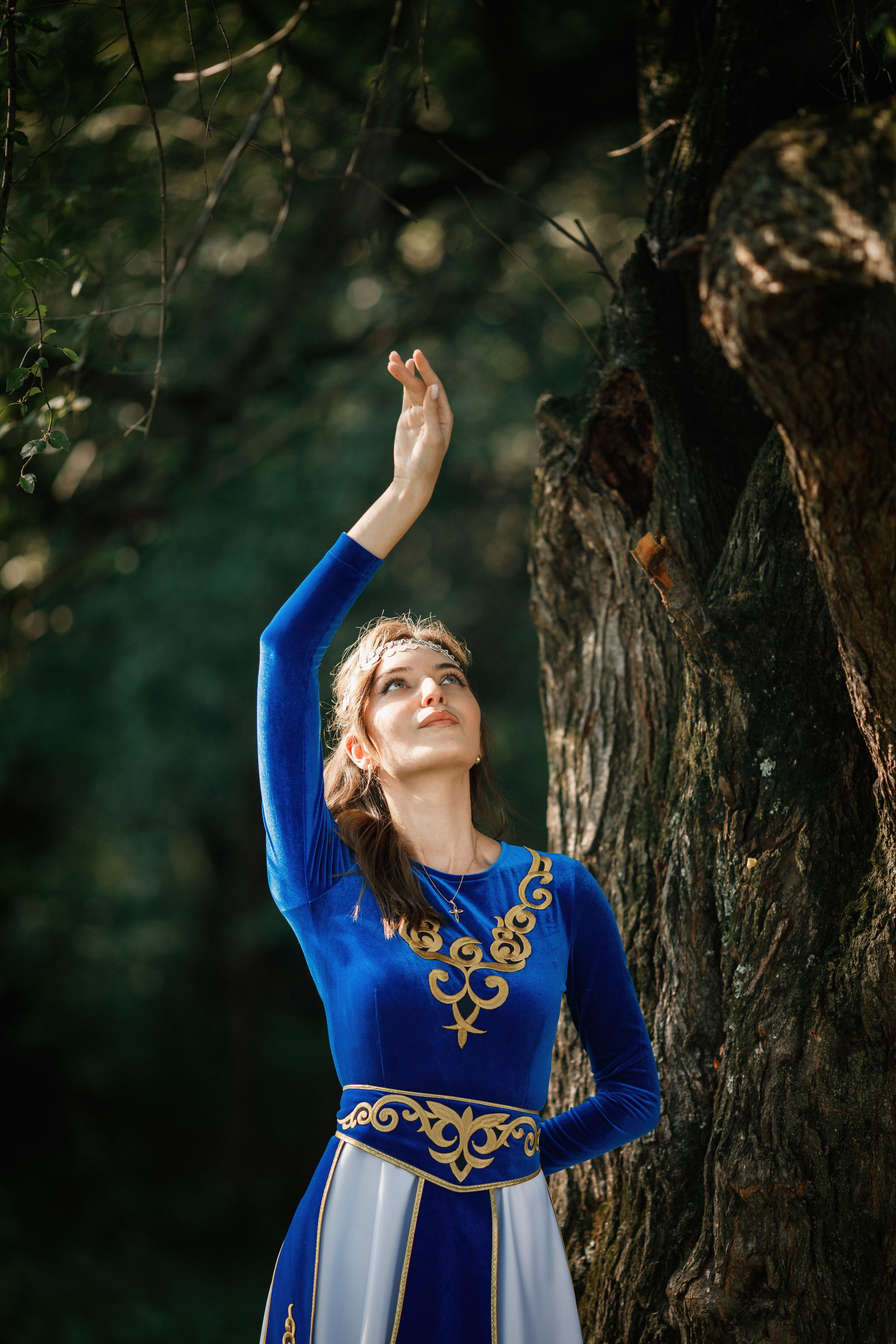 Индивидуальная фотосессия в горах, в армянском национальном платье. Фотограф во Владикавказе Юрий Геворгизов