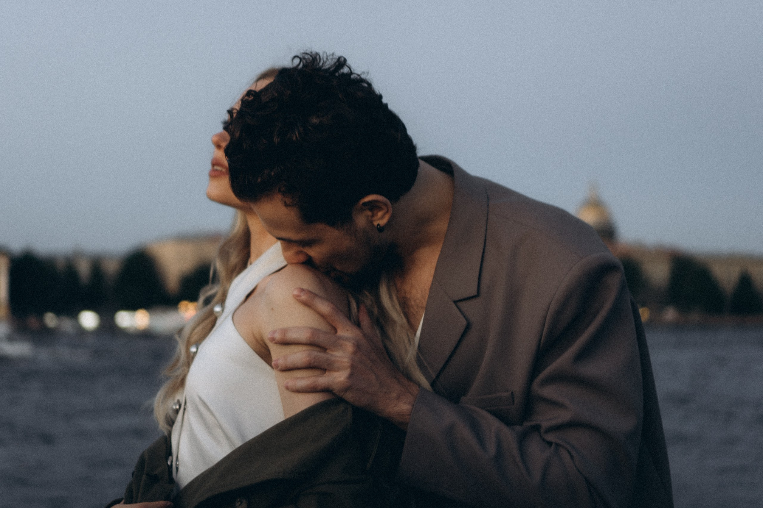 СВАДЕБНАЯ СЬЕМКА ПАРЫ НА РАССВЕТЕ В БЕЛЫЕ НОЧИ И ПРОГУЛКА С РАЗВОДНЫМИ МОСТАМИ И ПИКНИК ВОЗЛЕ ИСАКИЕВСКОГО СОБОРА. Профессиональный фотограф, Санкт-Петербург — Виктория Богомолова