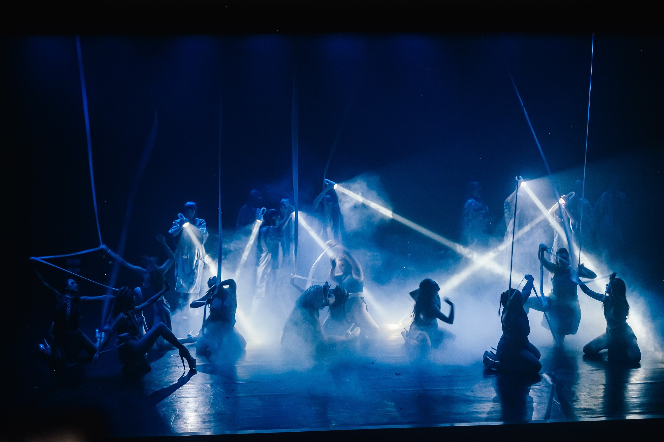 Танцевальное шоу «Ароматы. Путь к себе». Художник по свету Максим Сергачев