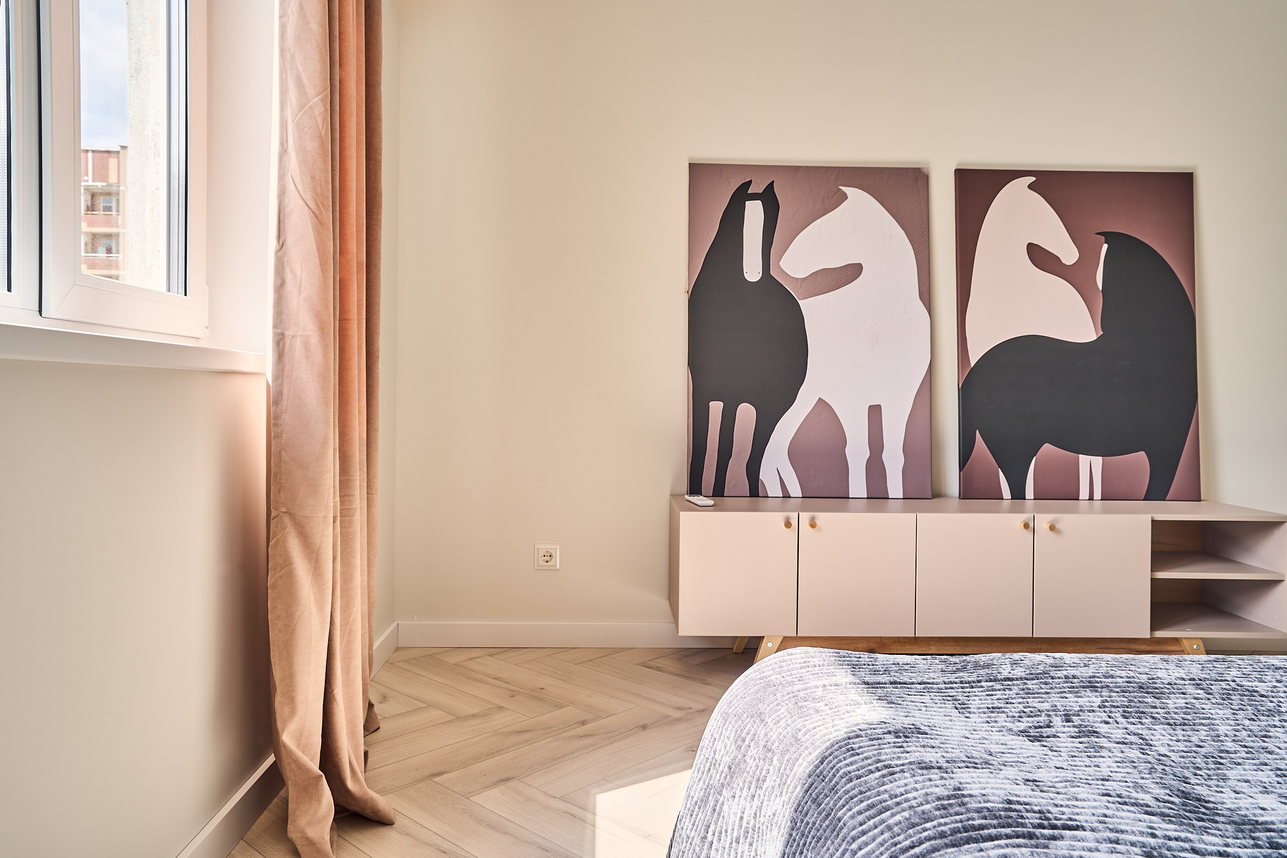 Интерьерная фотография в спальне двухкомнатной квартиры в СЗАО столицы, вид на стильную интерьерную живопись