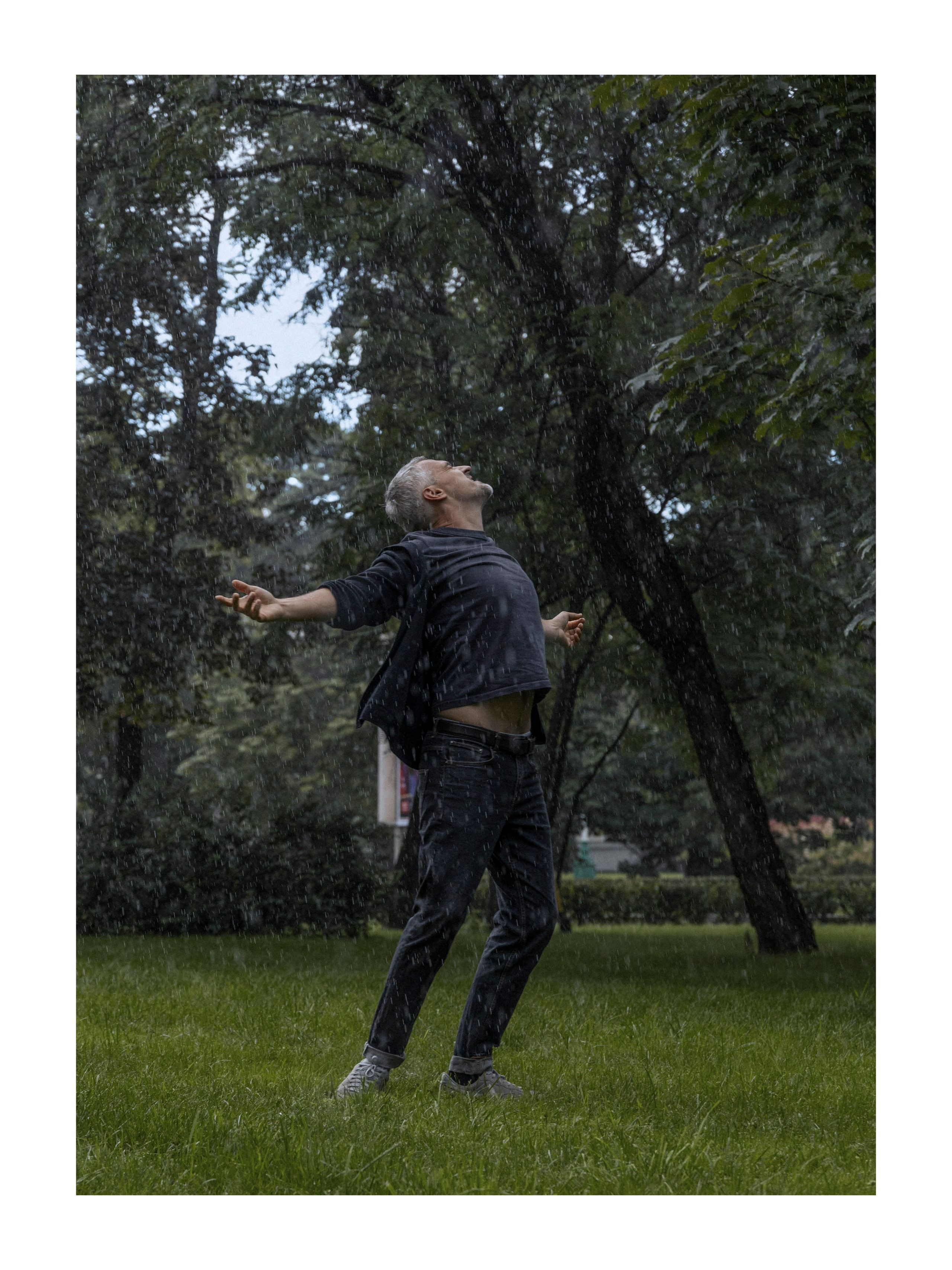 мужчина гуляет под дождём 