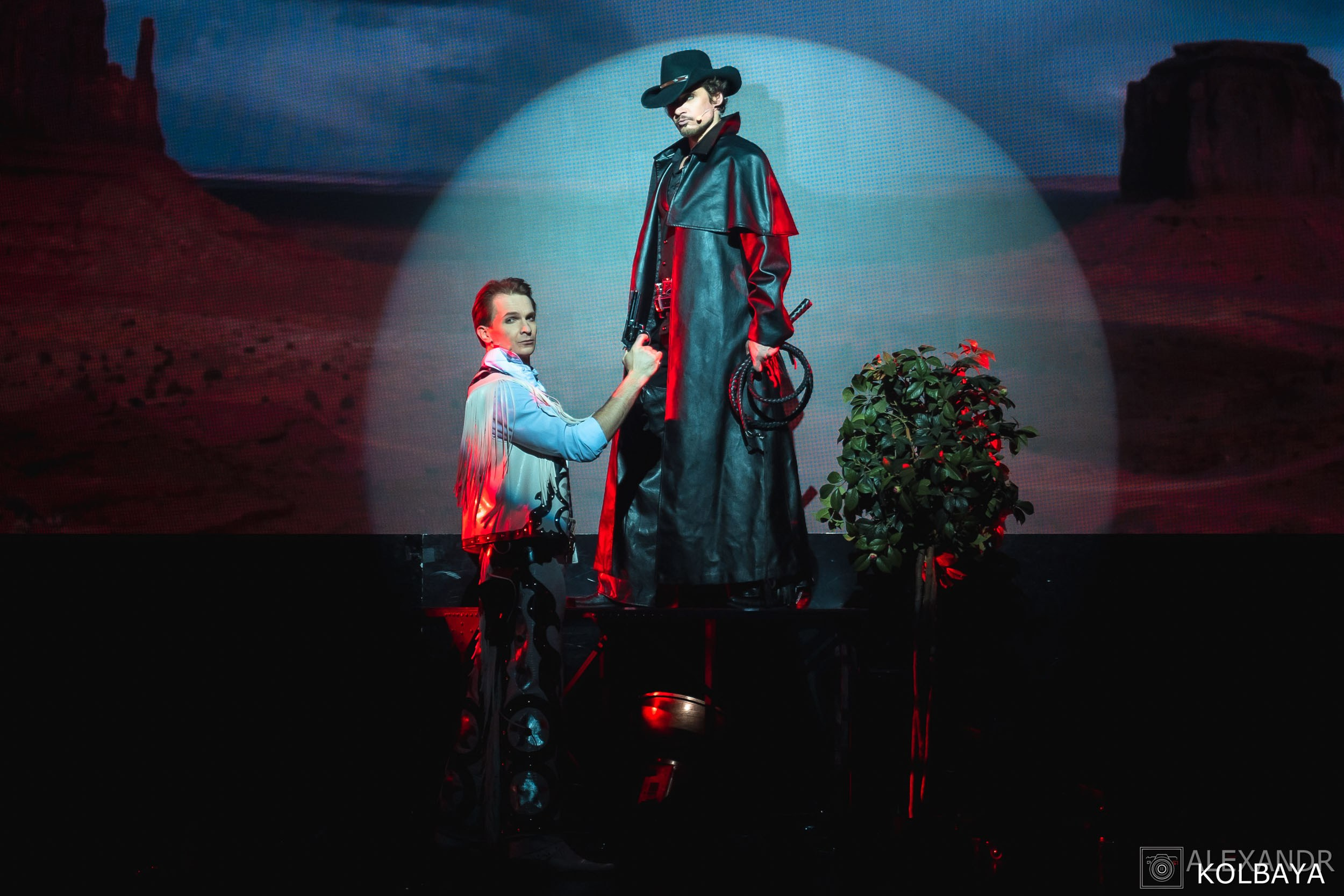 Фотографии со спектакля «Привет, я тетя Чарли». Концертный и театральный репортажный фотограф в Москве Александр Колбая