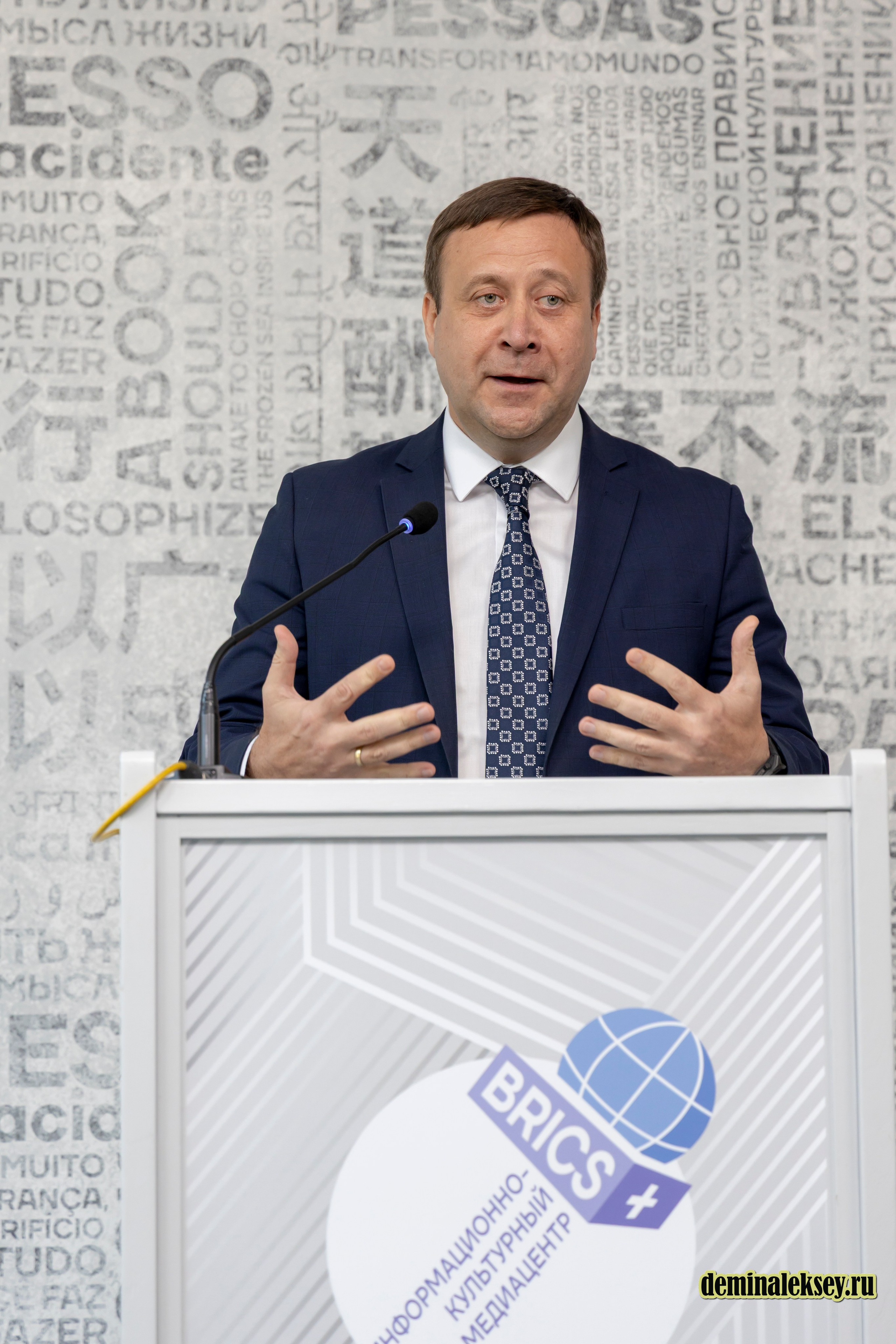 Экспертный круглый стол «День БРИКС» в «Иностранке». Репортажный, семейный и студийный фотограф в Москве Демин Алексей