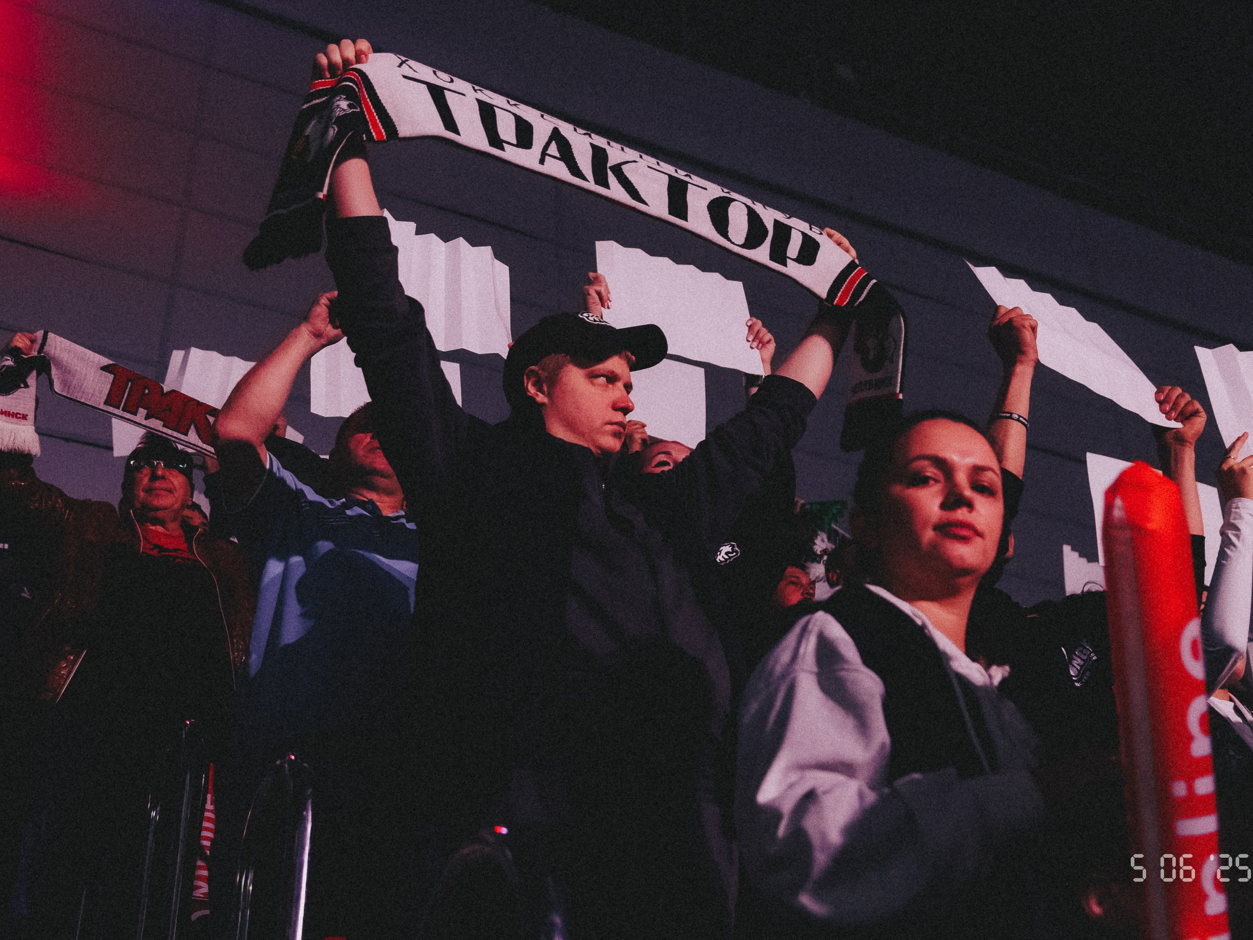 ТРАКТОР Х ДИНАМО (атмосфера). Репортажный фотограф Макс Брагин