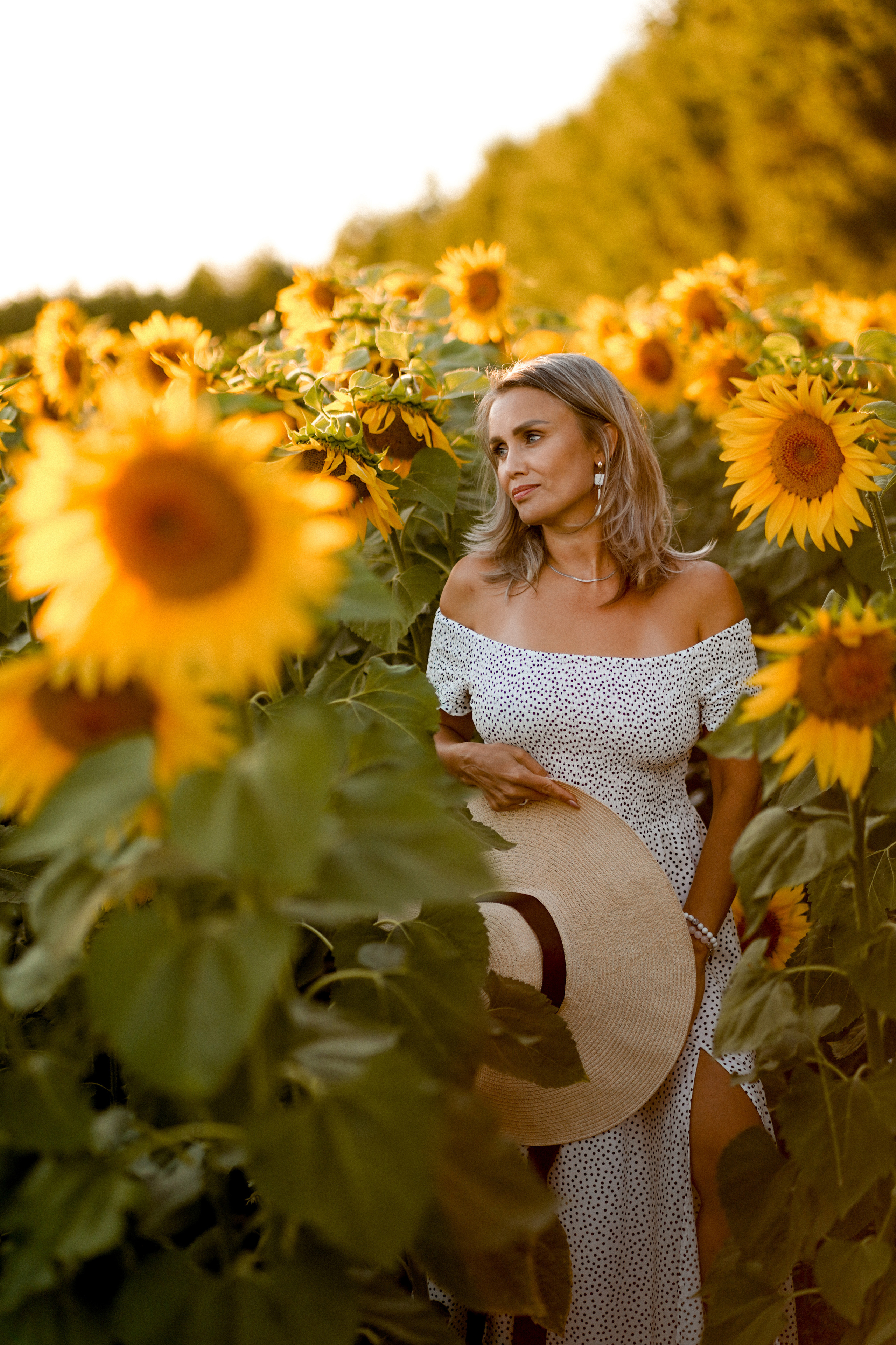 В подсолнухах