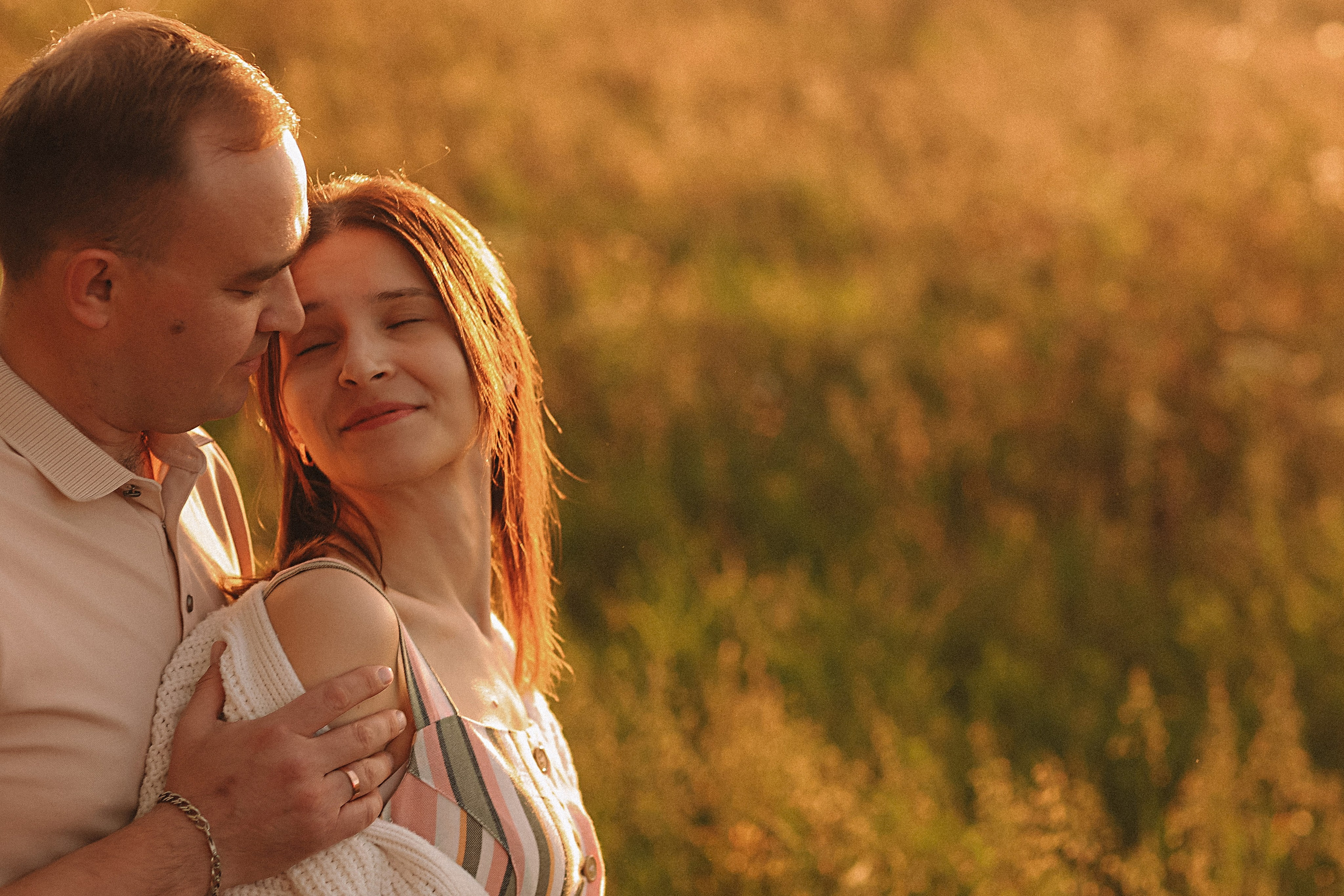 Поле love story на закате. Семейный фотограф Тюмень, фотограф на роды Салмина Мария