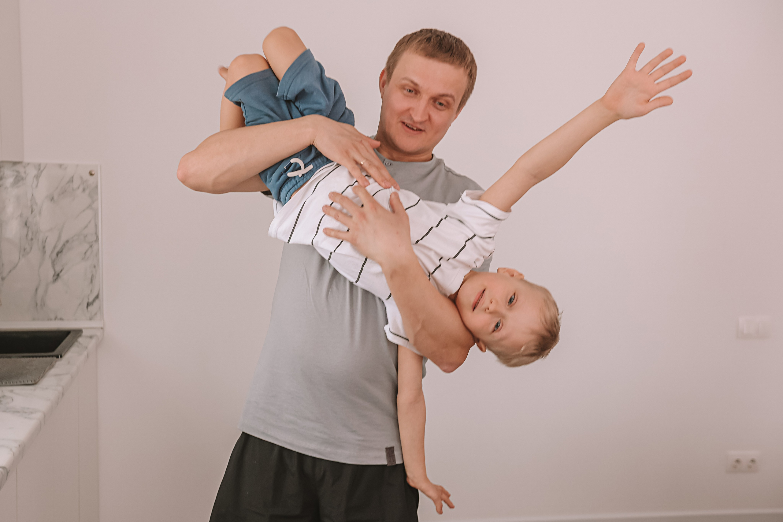 Семейная в домике (репортаж). Семейный фотограф Тюмень, фотограф на роды Салмина Мария