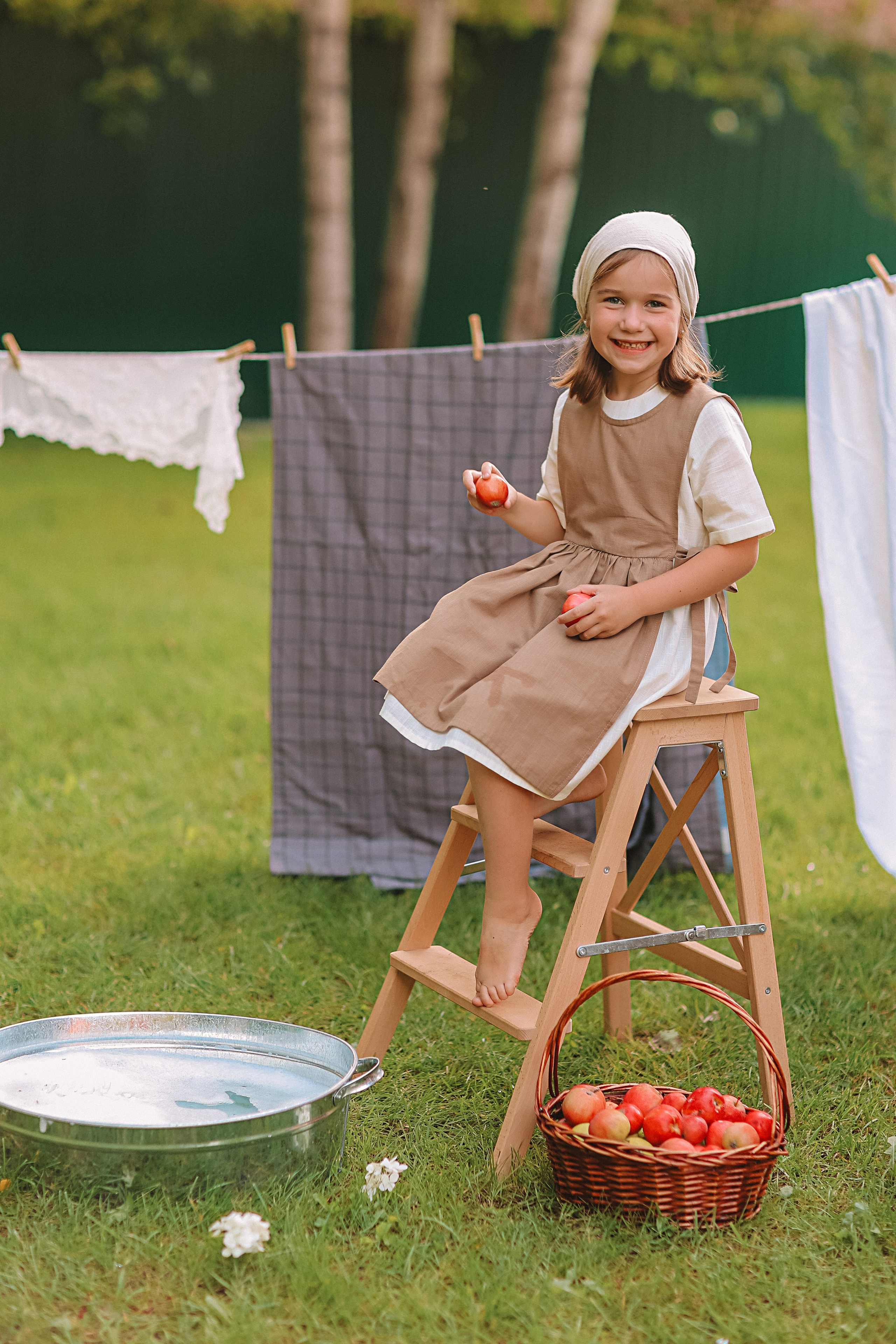Стирка у дома. Семейный фотограф Тюмень, фотограф на роды Салмина Мария