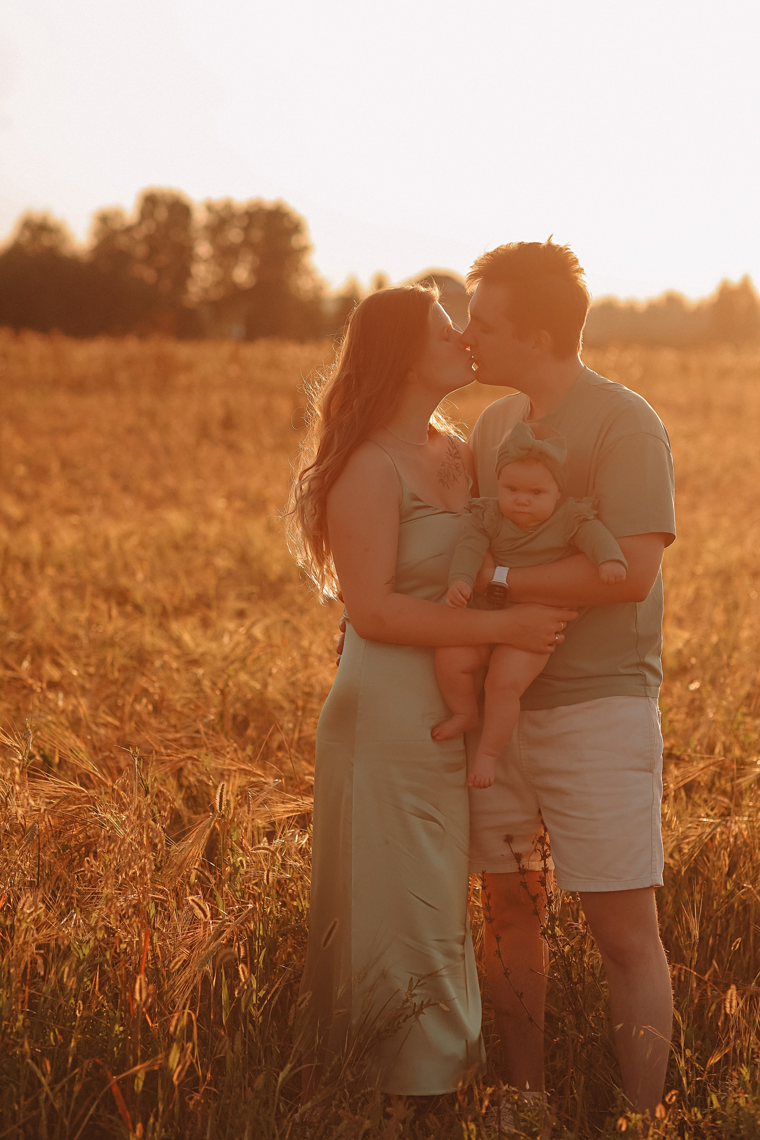 Закатное поле семейная. Семейный фотограф Тюмень, фотограф на роды Салмина Мария