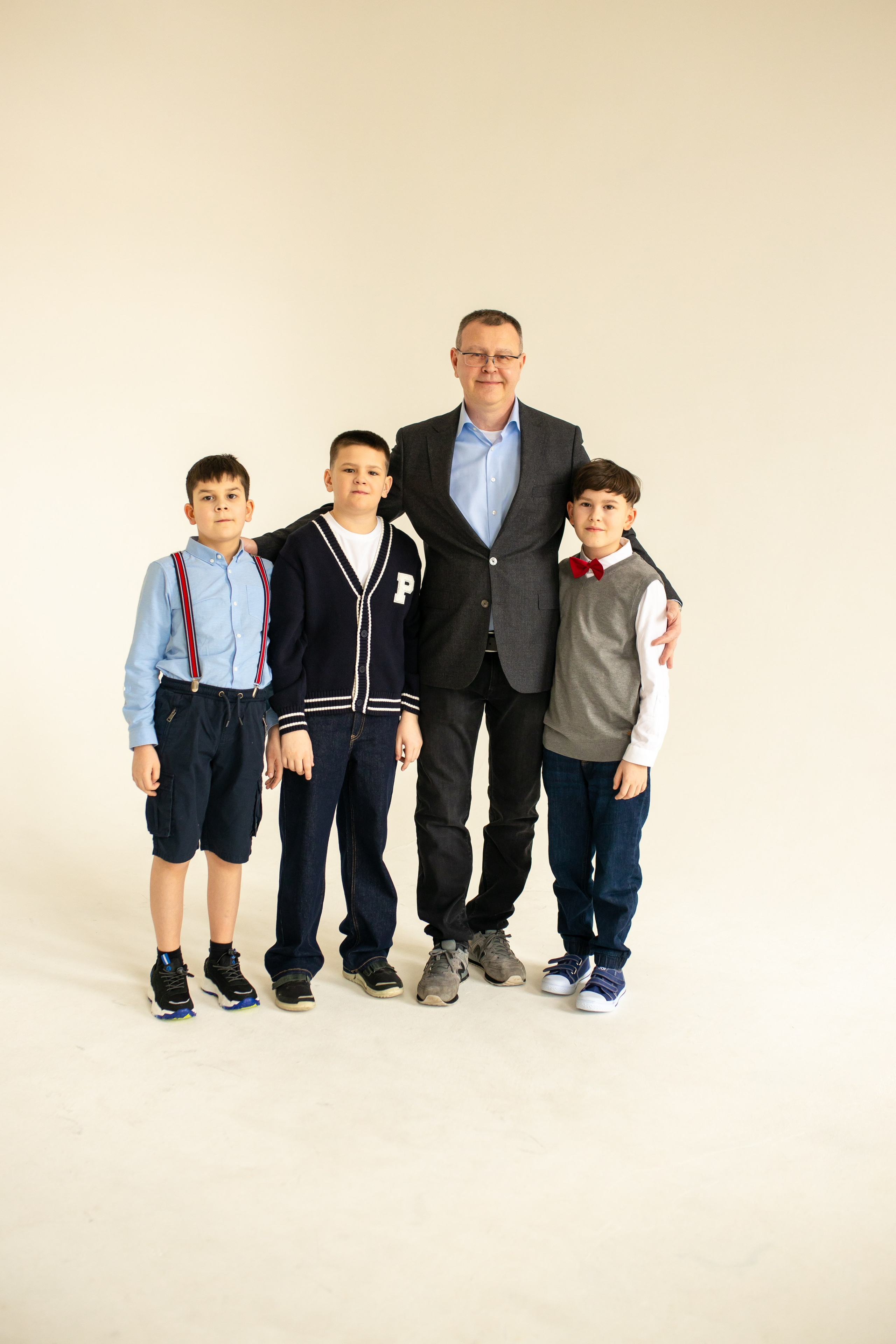 Семейная фотосессия на циклораме с естественным светом. Фотограф в Железнодорожном и Балашихе