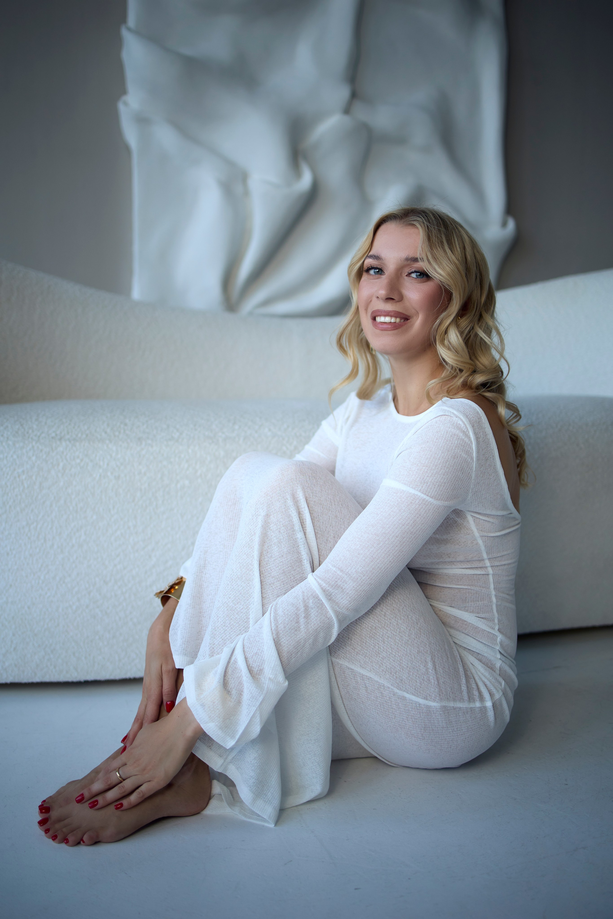 Индивидуальная фотосессия в Минске в светлом интерьерном зале