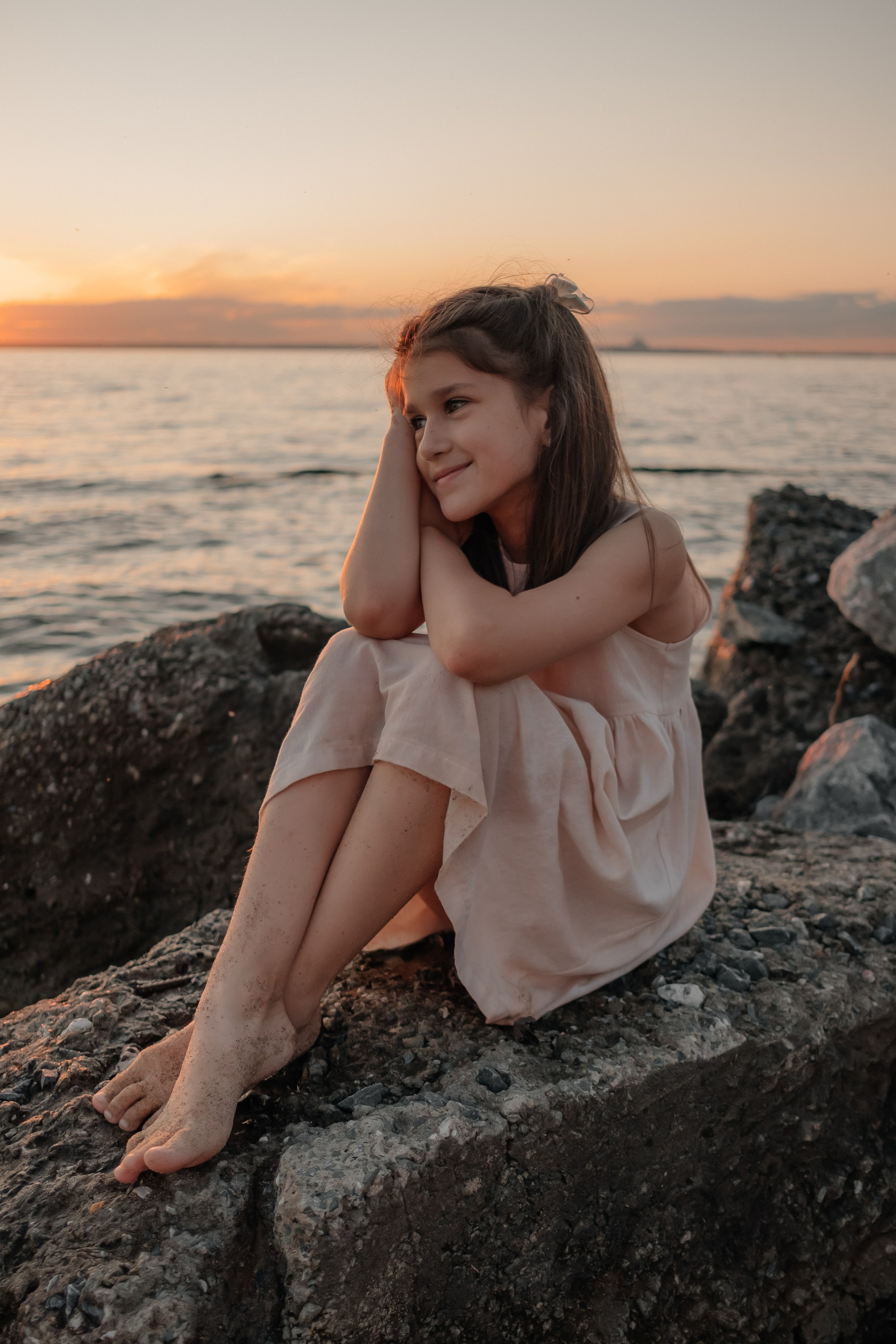 Катя с дочками на берегу. Фотограф в Новосибирске Диана Ильиных