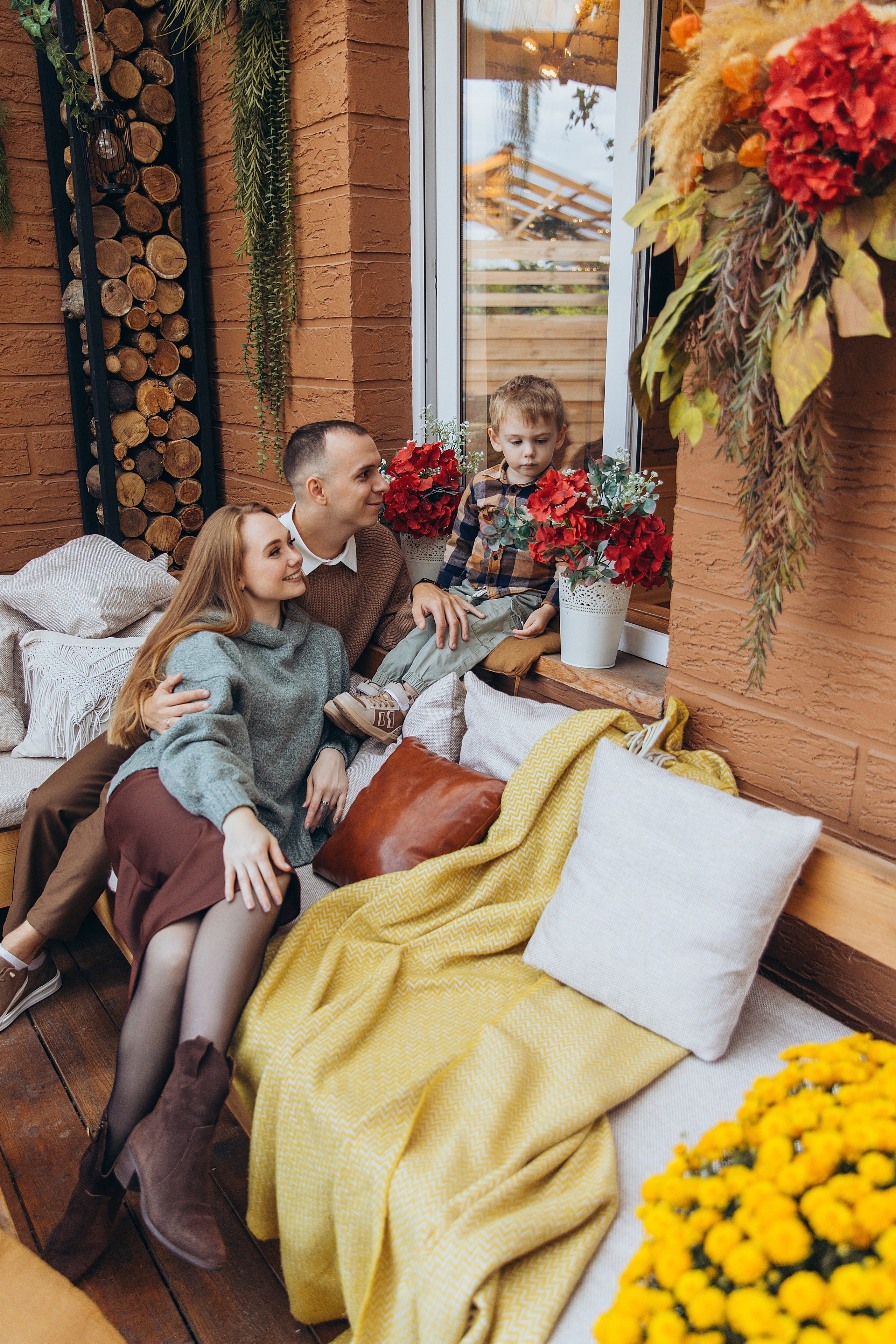 Уличная локация «ТЕРАССА». Фотостудия в Мариуполе «Берлога»