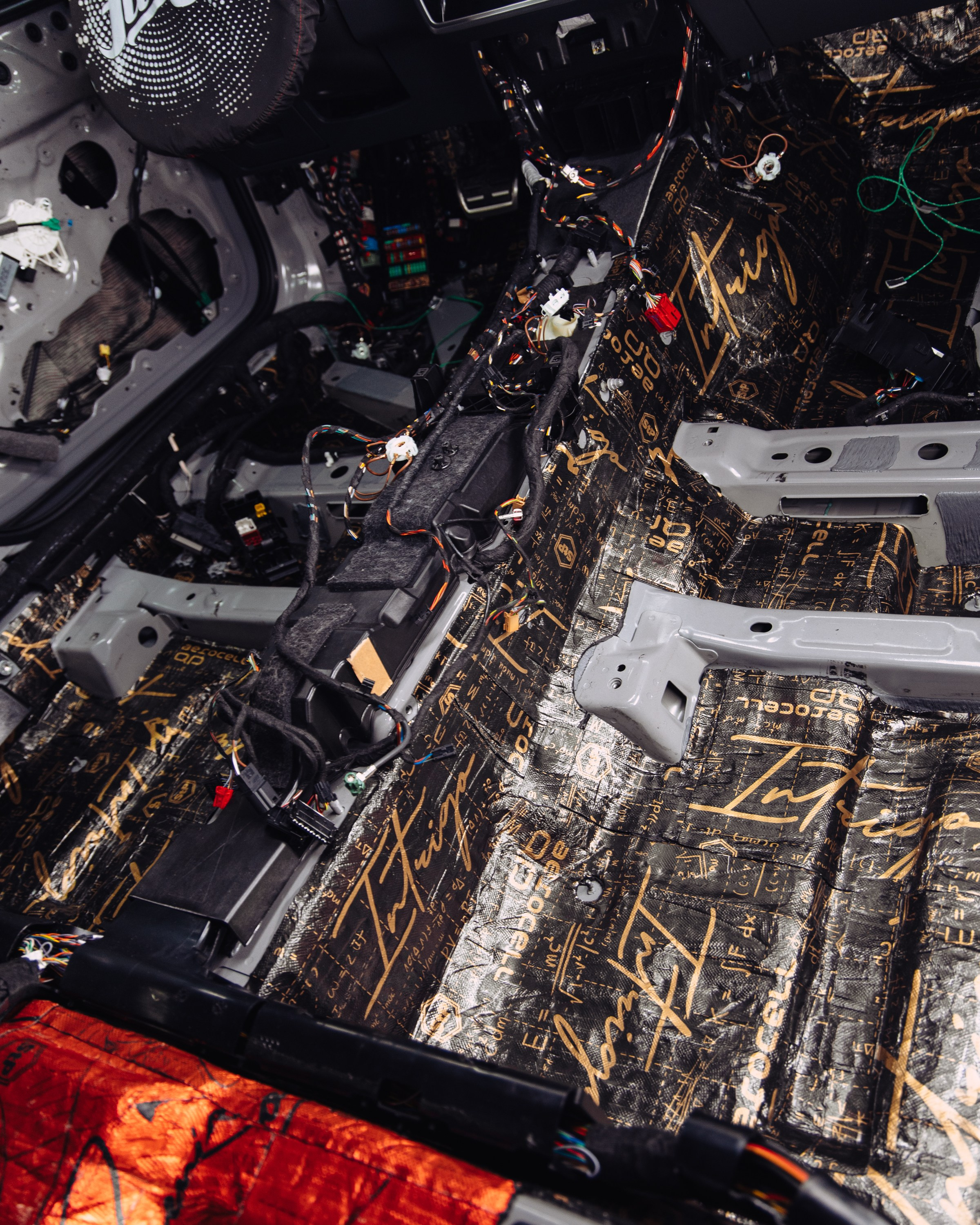 Audi RS6 снятие старой шумоизоляции и нанесение новой. DeLorein