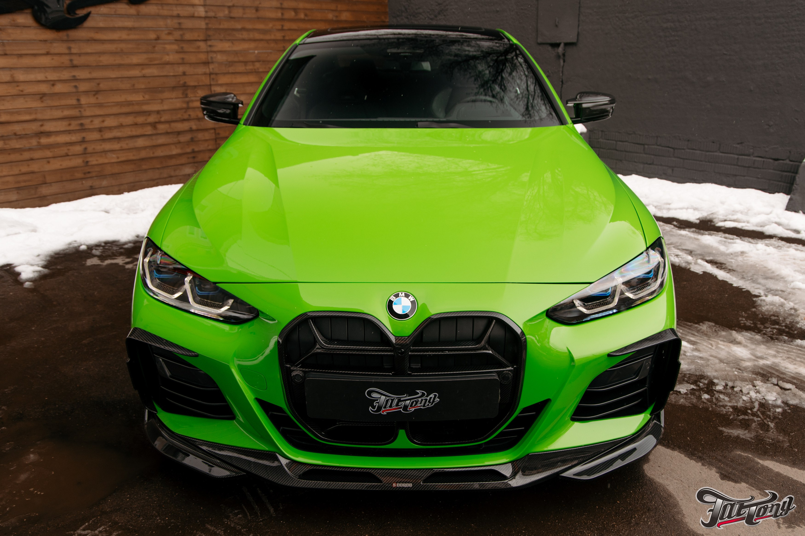 BMW 440i оклейка в зеленый, выхлоп, установка карбонового обвеса, окрас суппортов. DeLorein