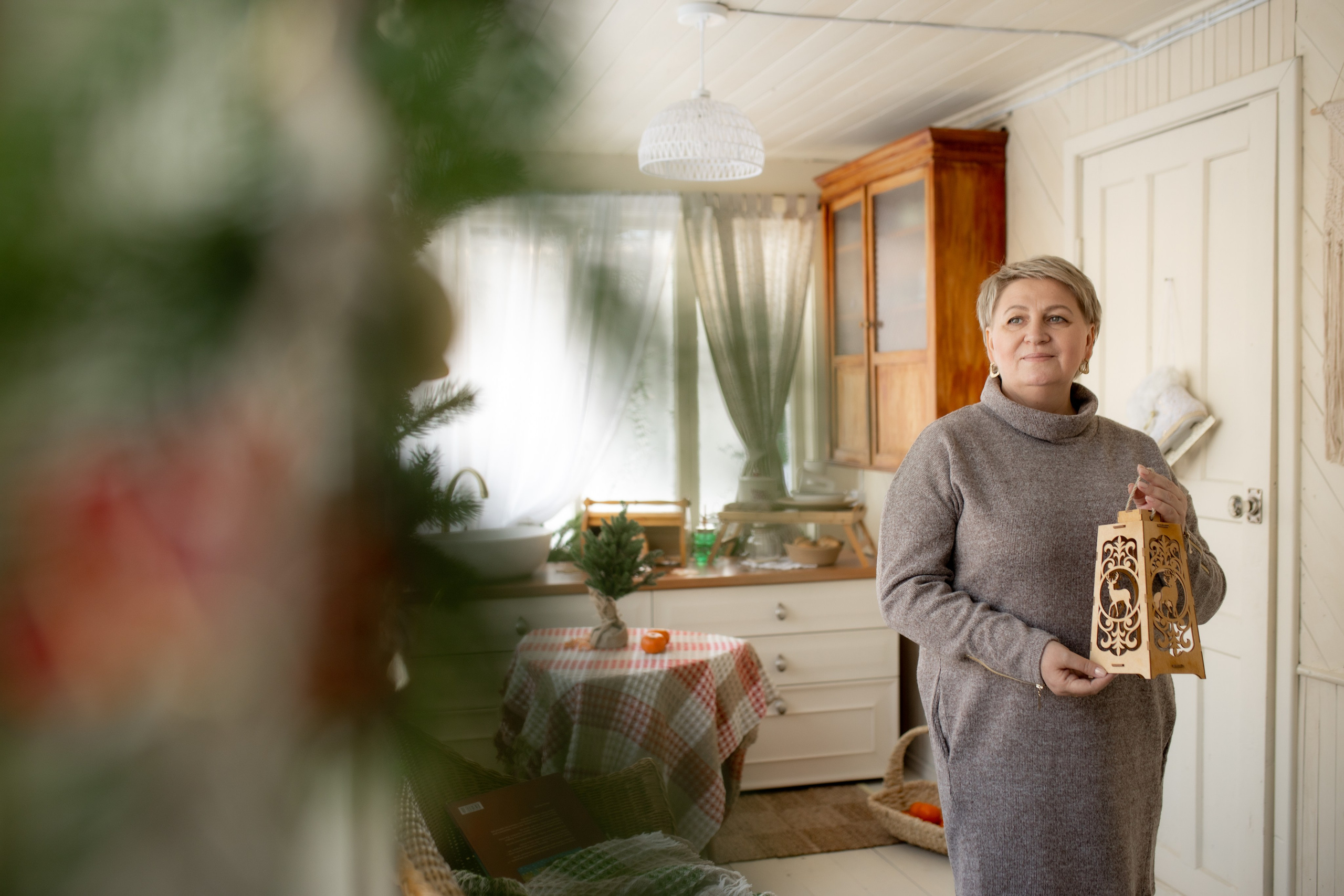 мама на новый год, бабушка в доме у окна, ждёт гостей на новый год