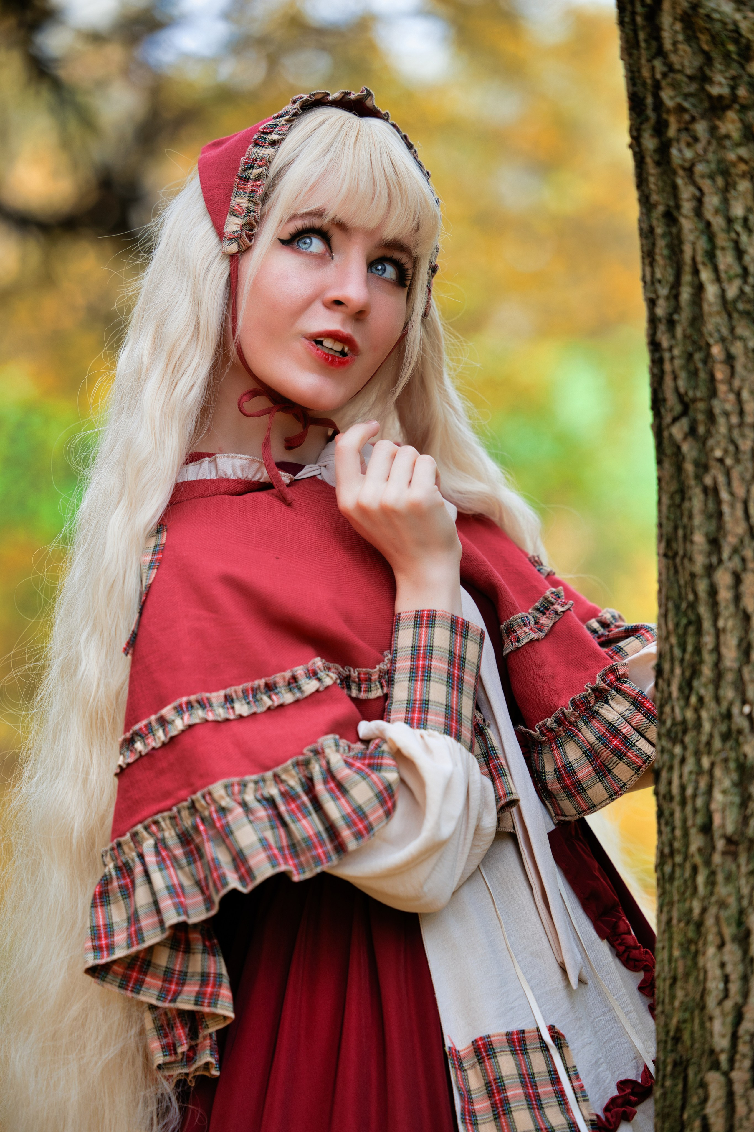 Косплей красной шапочки в лесу